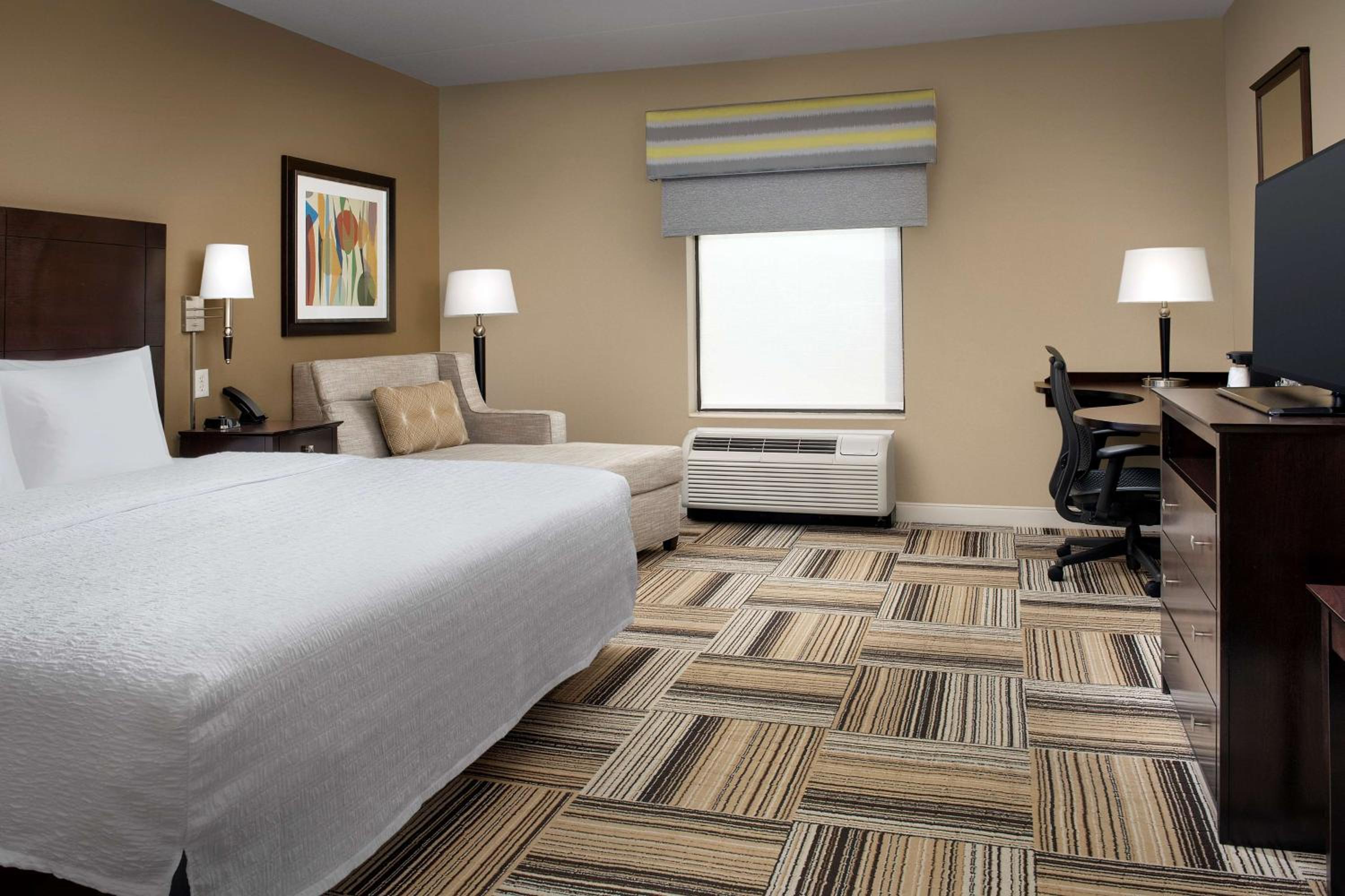 King Room with Roll-In Shower - Mobility and Hearing Access/Non-Smoking - Photo 2
