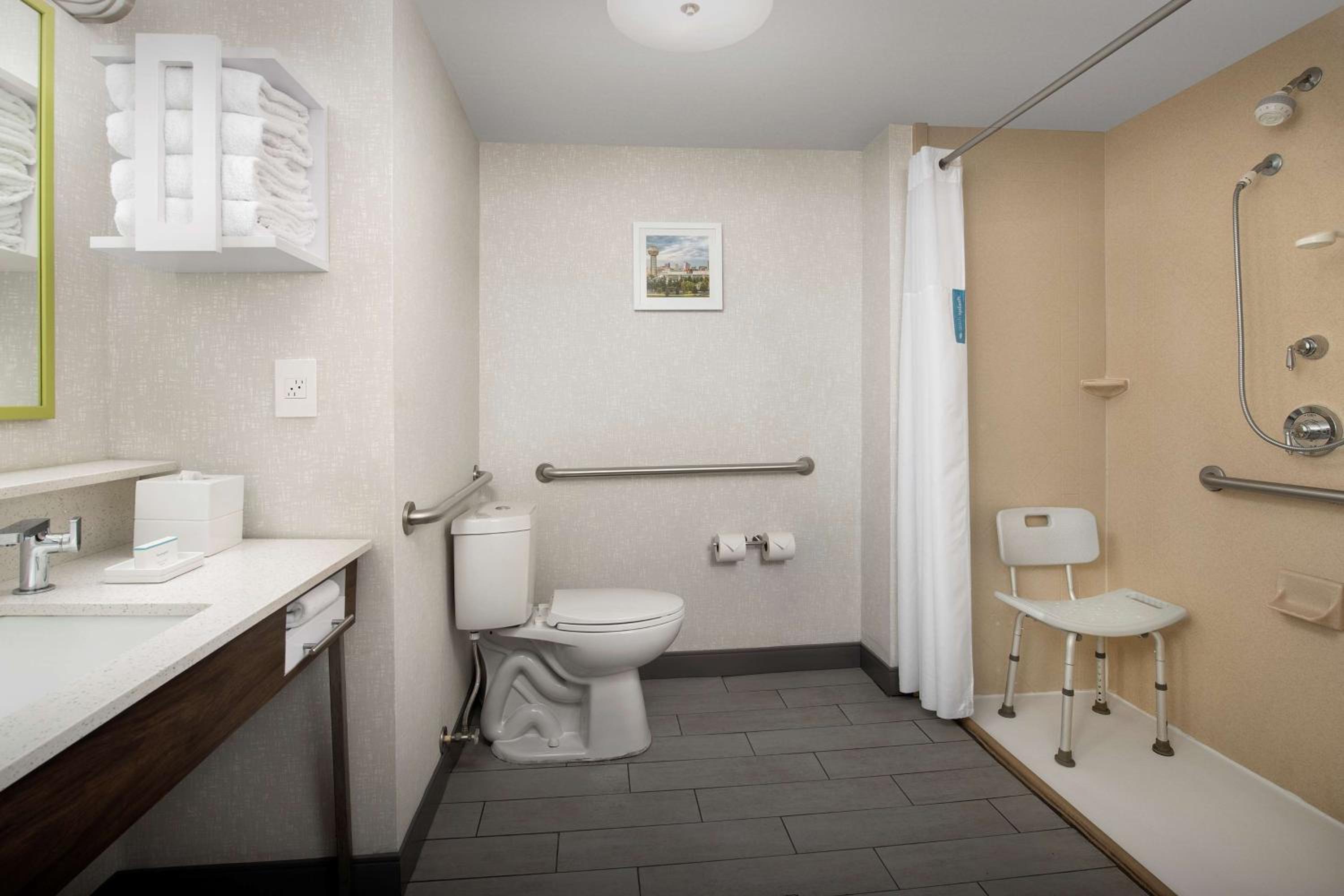 King Room with Roll-In Shower - Mobility and Hearing Access/Non-Smoking - Photo 3