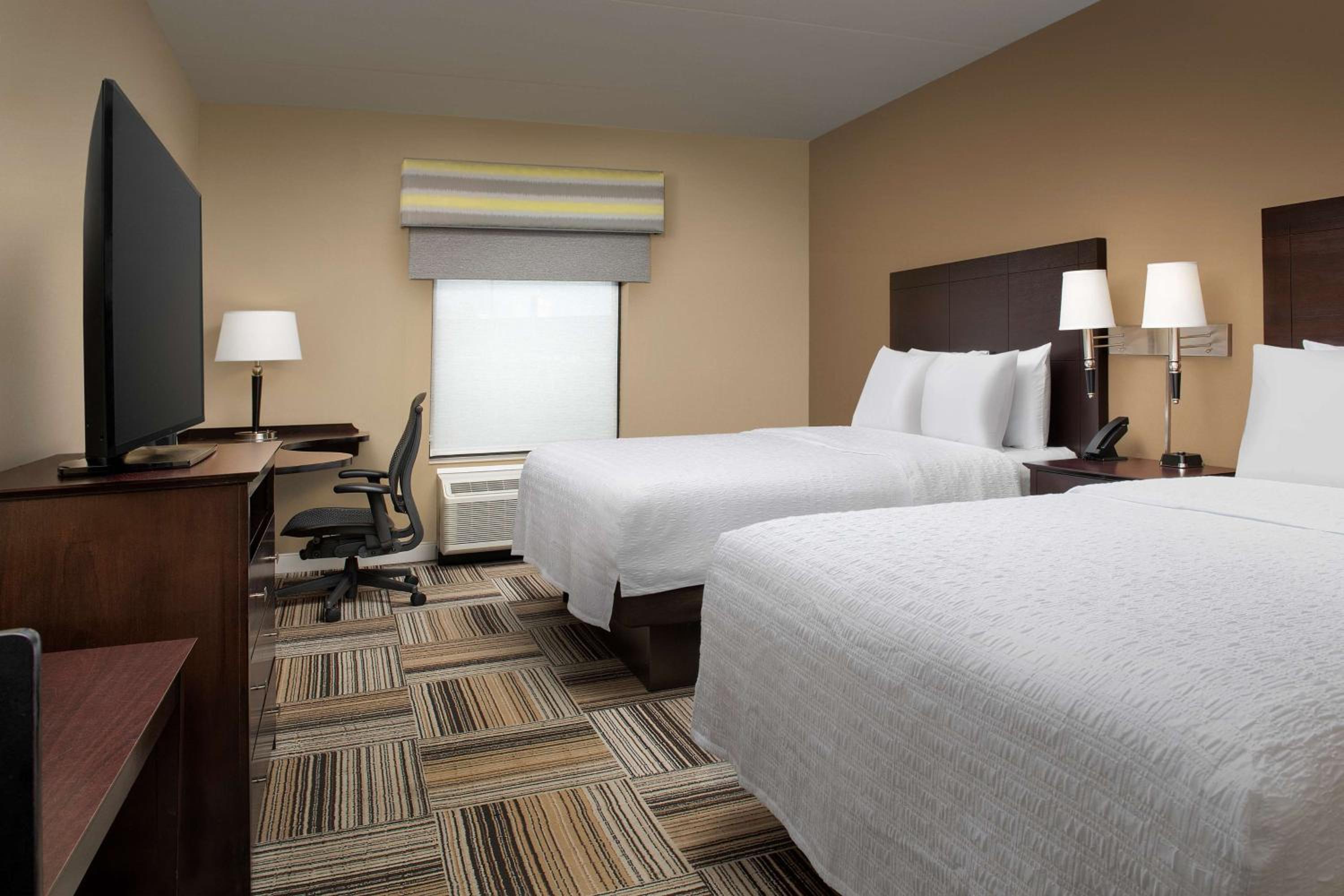 Room with Two Queen Beds - Non-Smoking - Photo 2