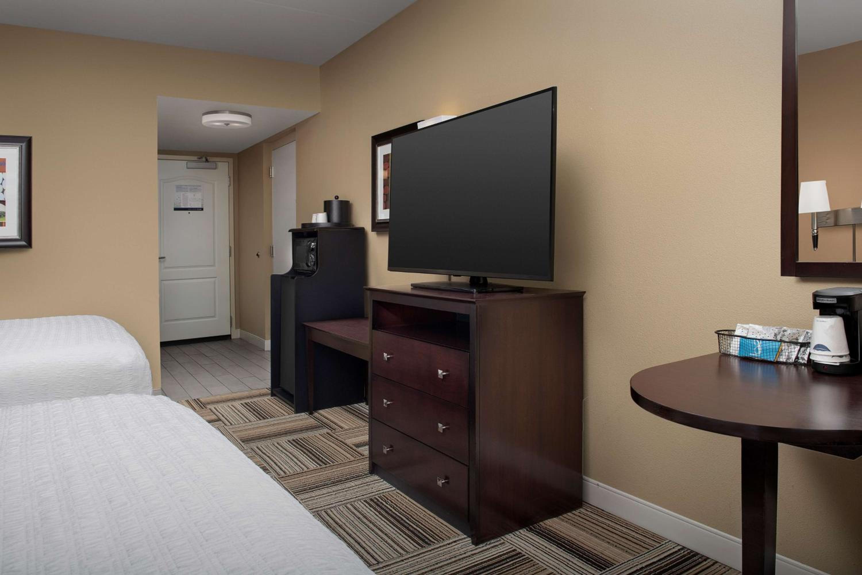 Room with Two Queen Beds - Non-Smoking - Photo 1