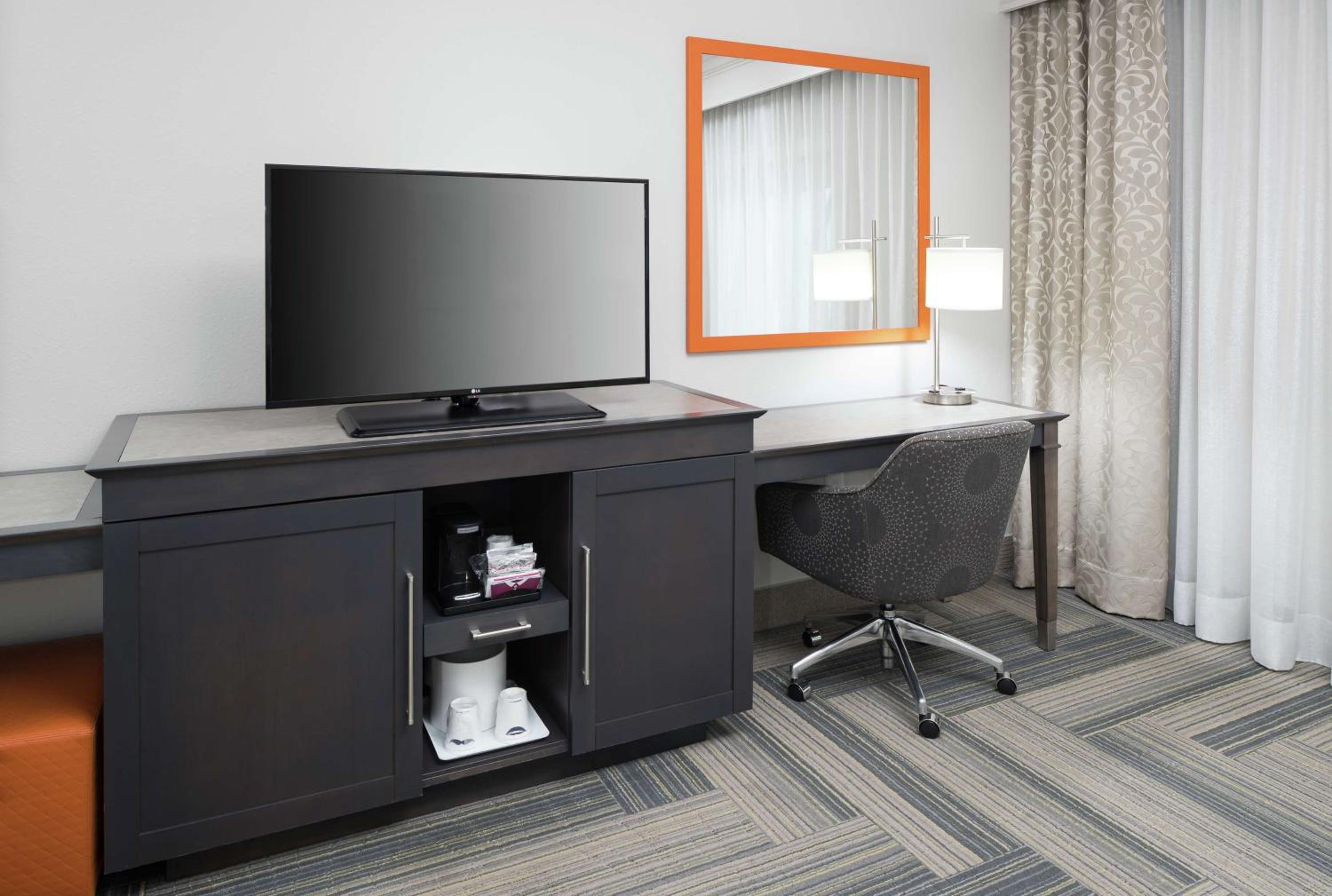 King Room with Sofa Bed - Mobility Access/Non-Smoking photo 2