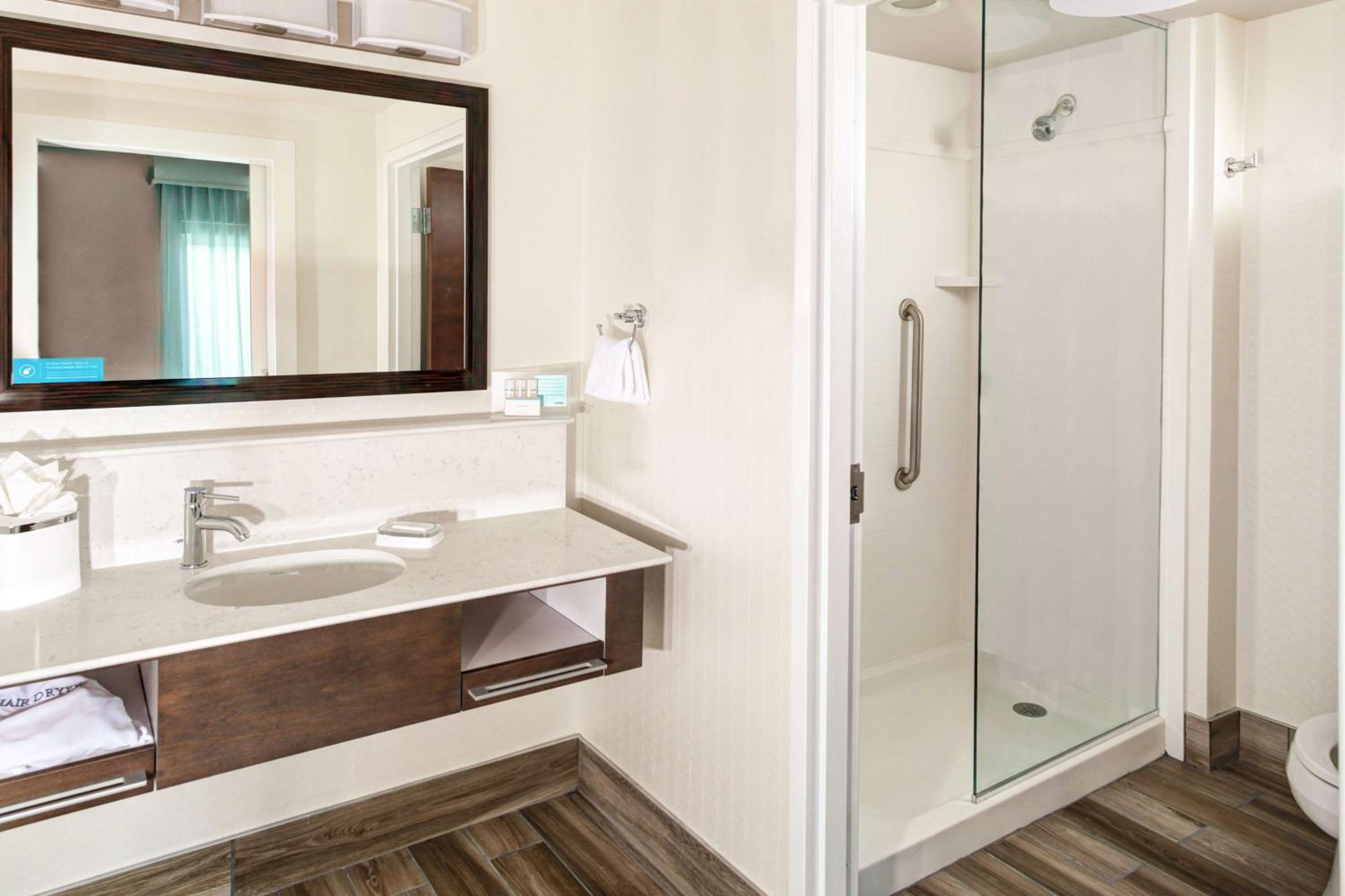 Queen Room with Two Queen Beds and Walk-In Shower - Hearing Accessible/Non-Smoking photo 3