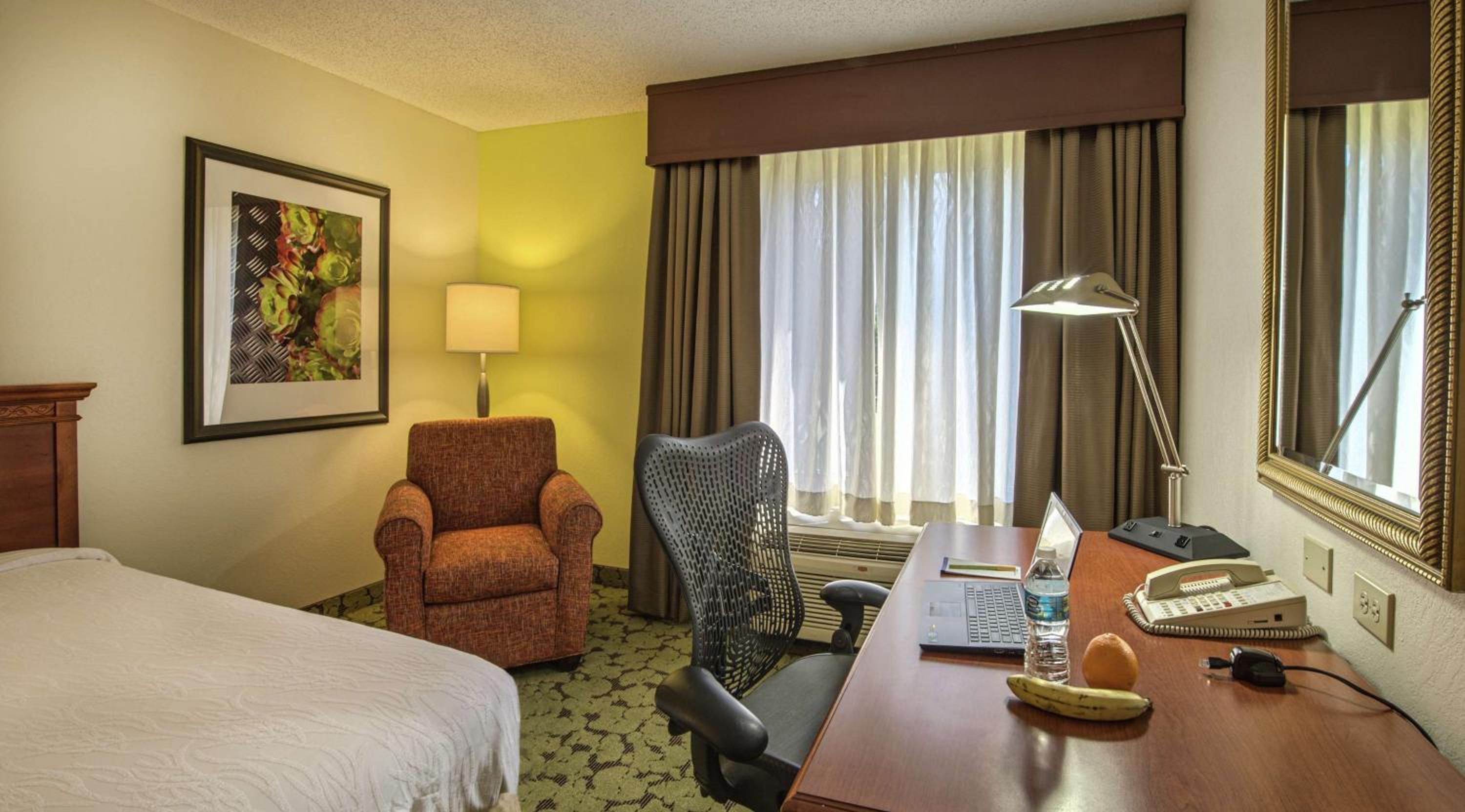 Queen Room with Two Queen Beds - Photo 4