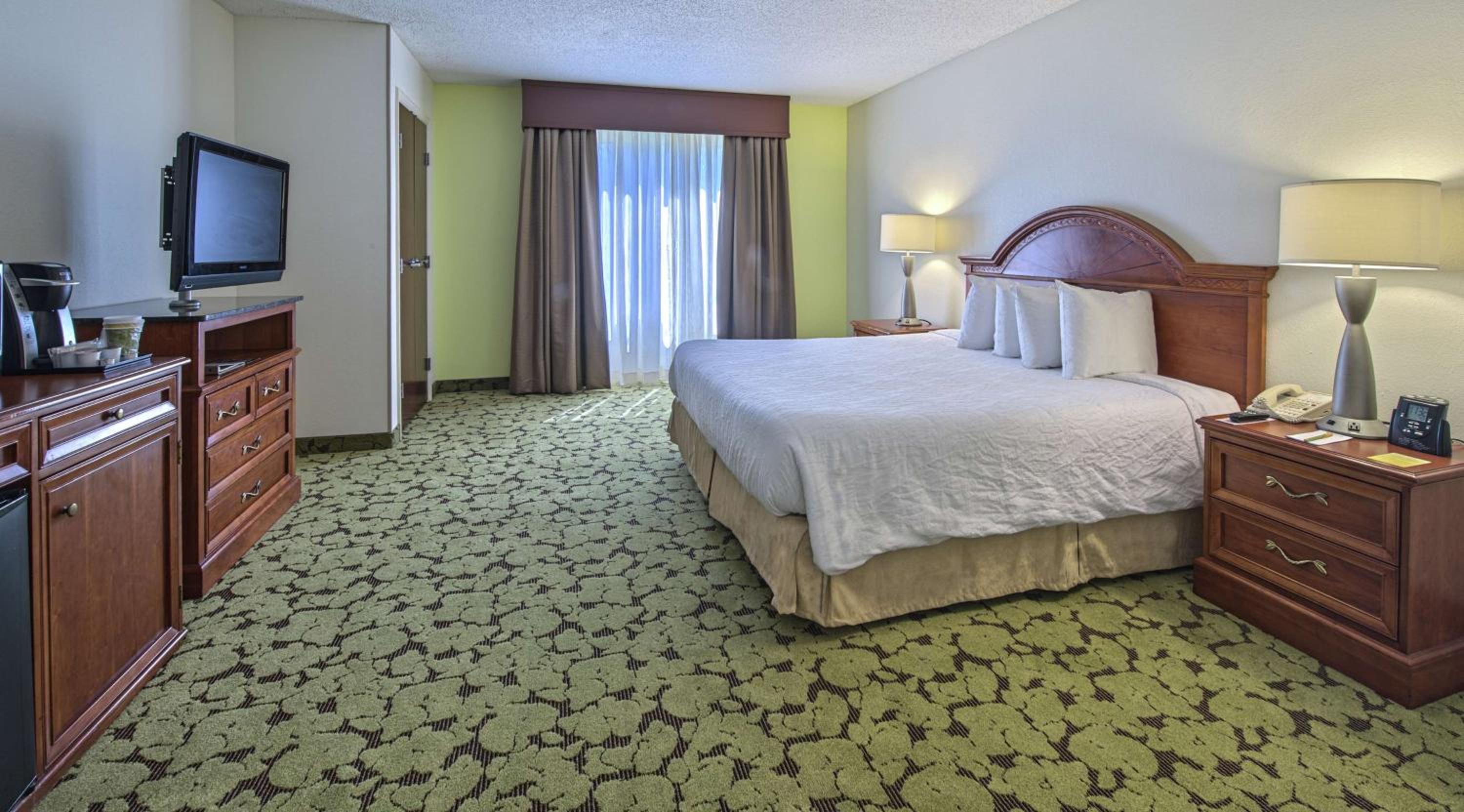 King Room with Accessible Tub - Mobility Access - Photo 2