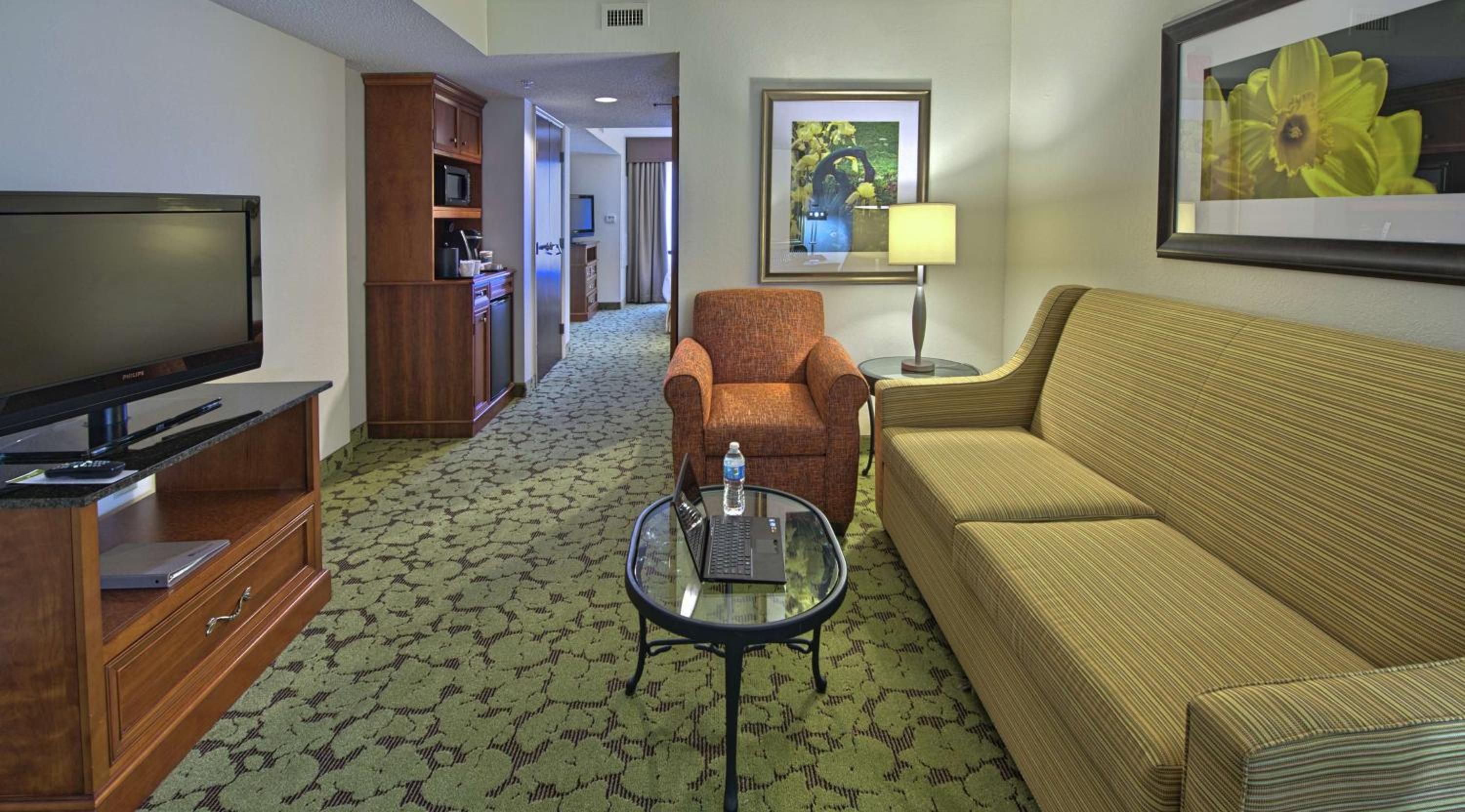 Junior King Suite with Sofa Bed - Photo 4