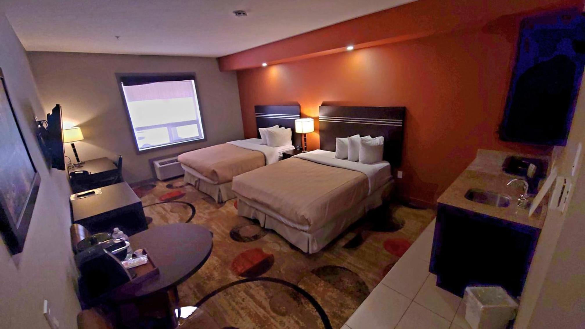 Queen Room with Two Queen Beds photo 2