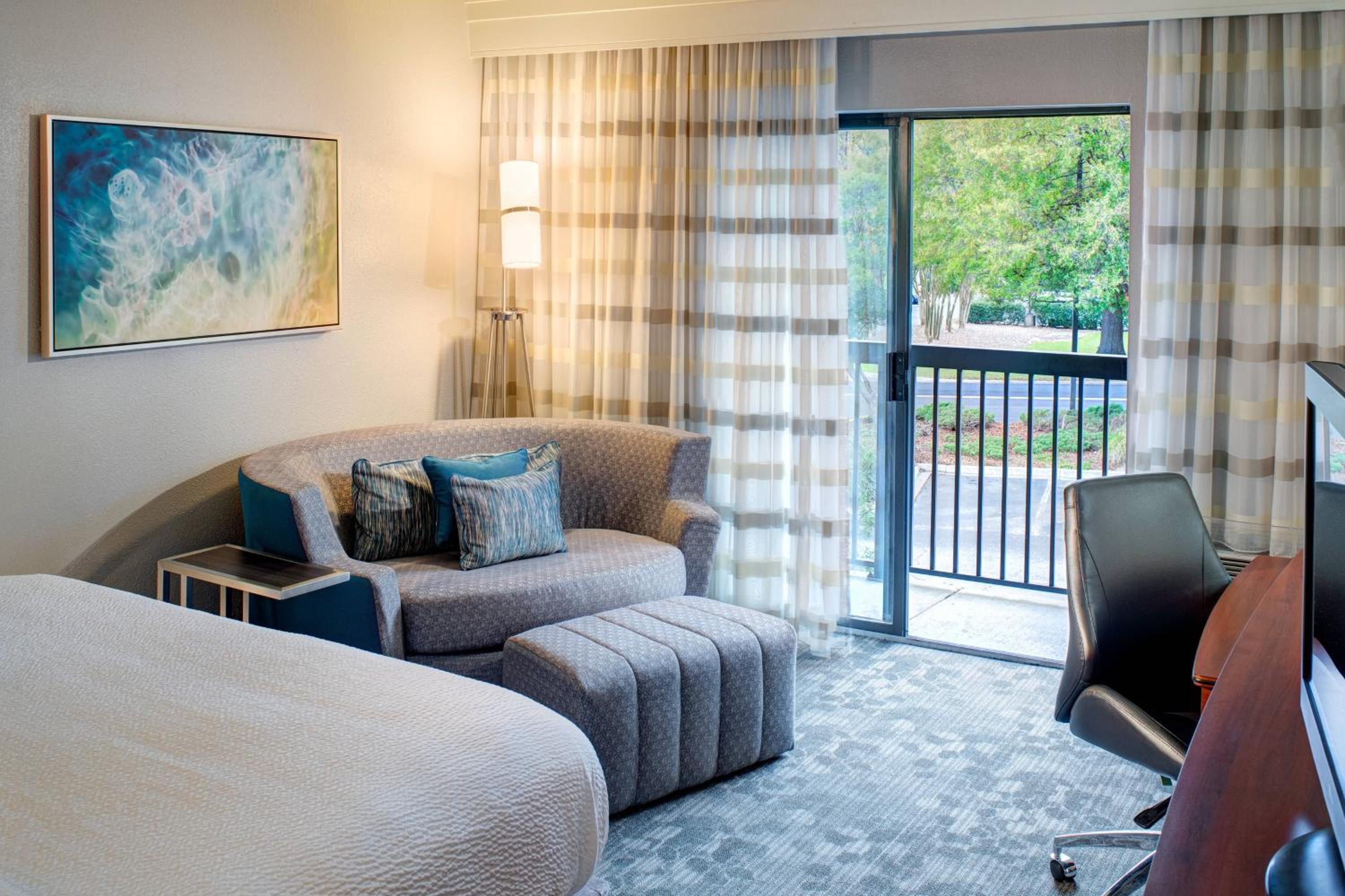 King Room with Balcony - Photo 1
