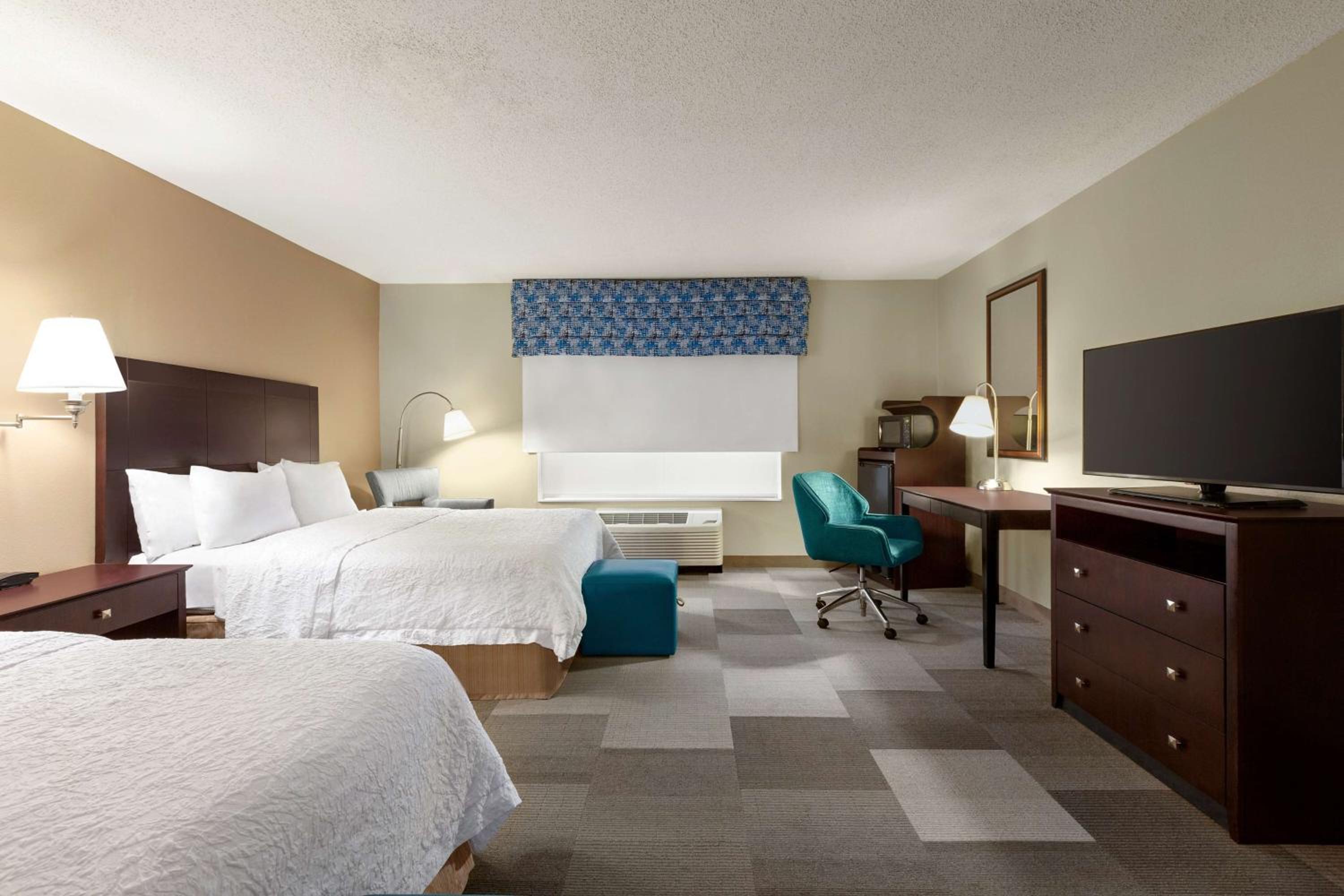 Double Room with Two Queen Beds and Bath Tub - Mobility and Hearing Access/Non-Smoking