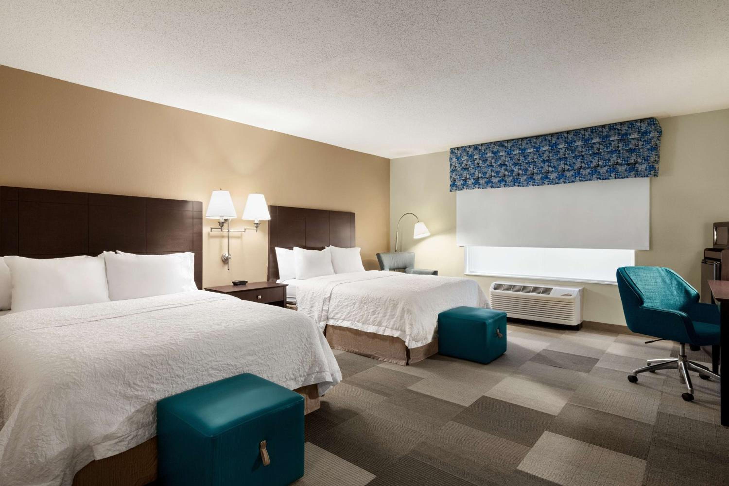 Double Room with Two Queen Beds and Bath Tub - Mobility and Hearing Access/Non-Smoking - Photo 4