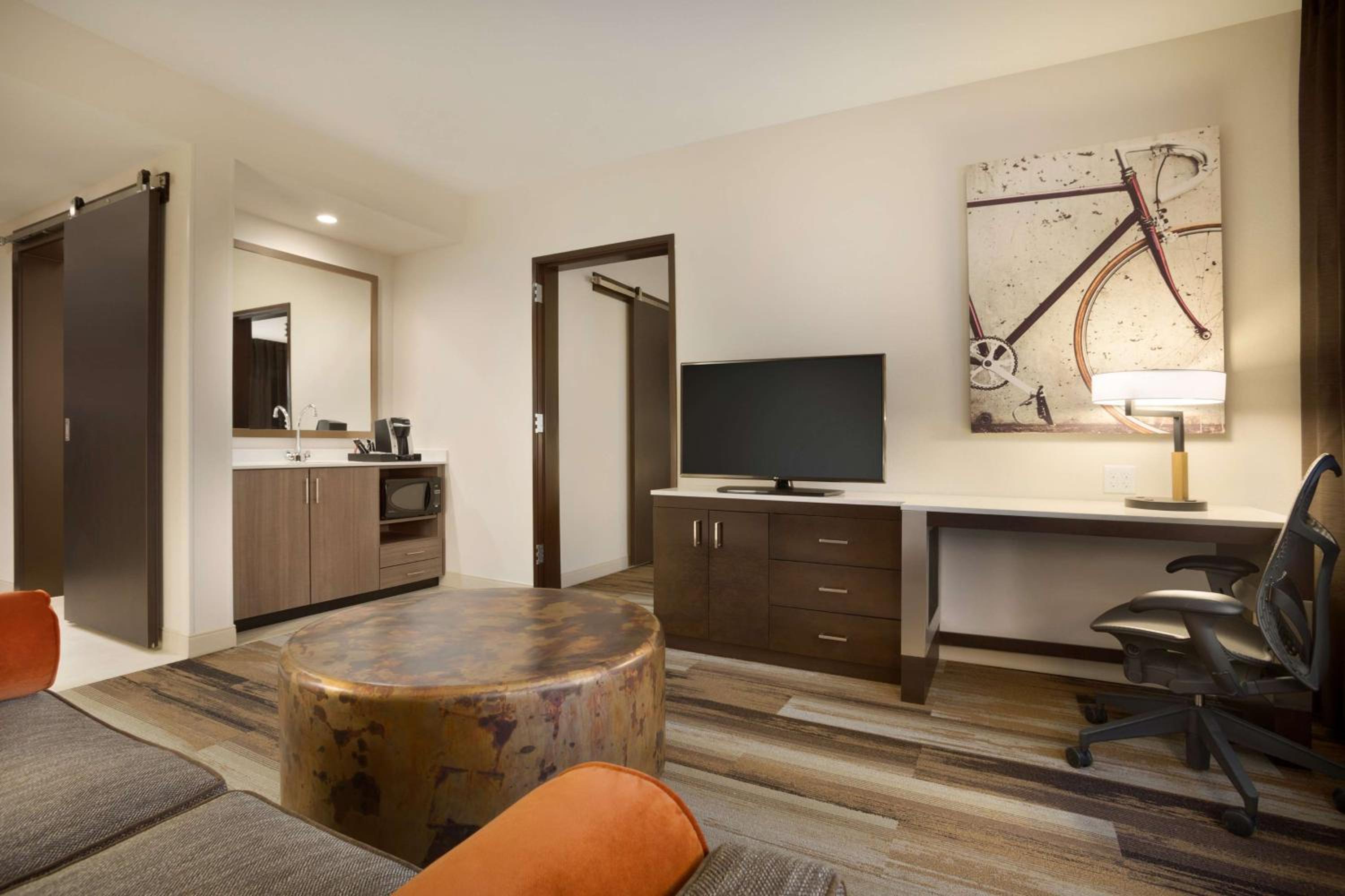 One-Bedroom King Suite photo 3