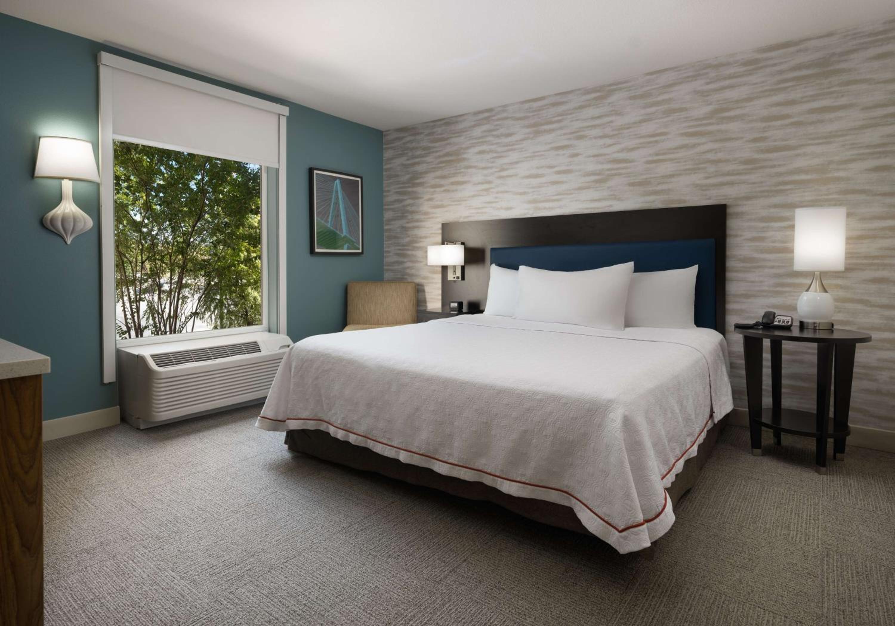 King Suite with Roll-In Shower - Mobility and Hearing Access/Non-Smoking - Photo 1