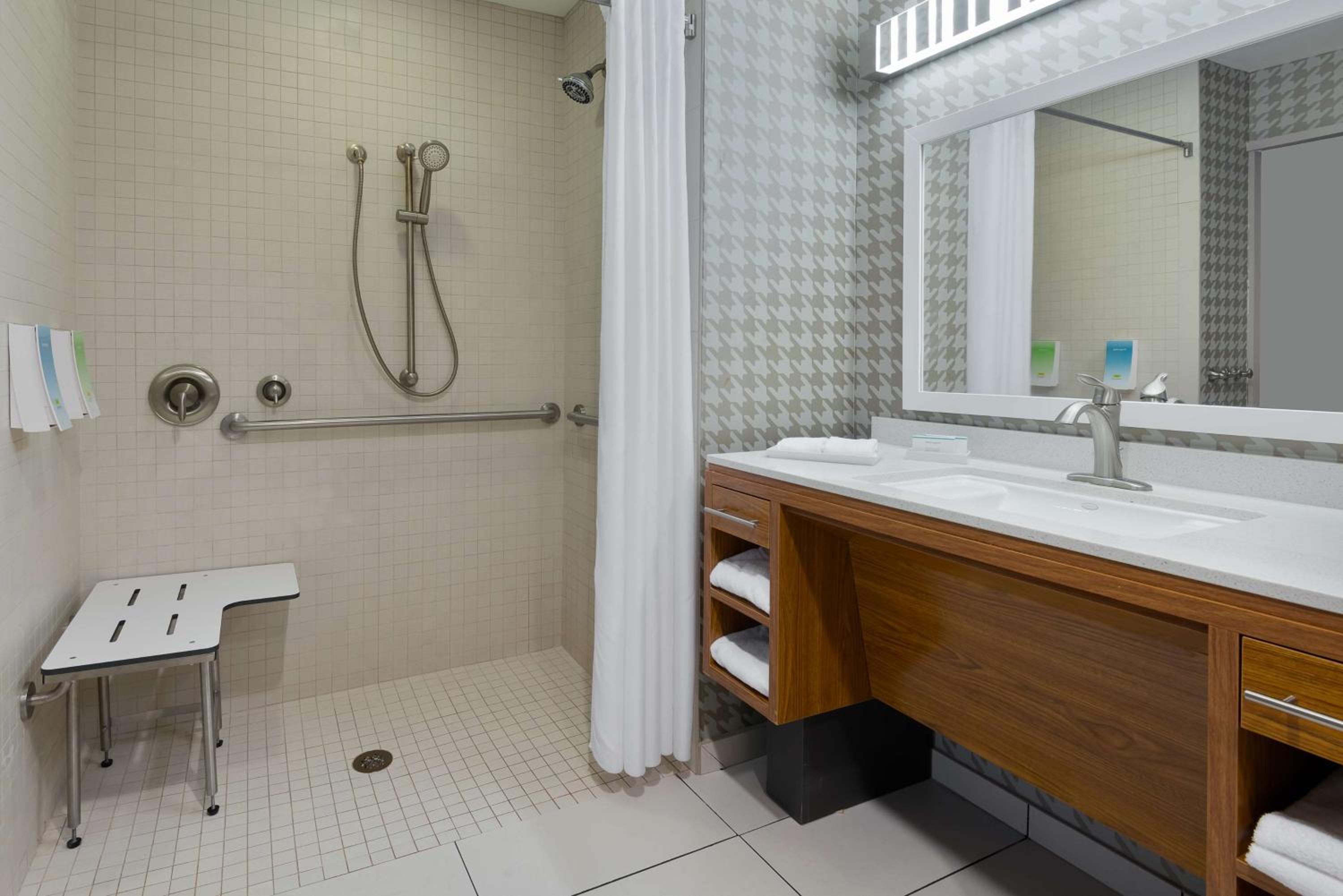 King Suite with Roll-In Shower - Mobility and Hearing Access/Non-Smoking - Photo 3