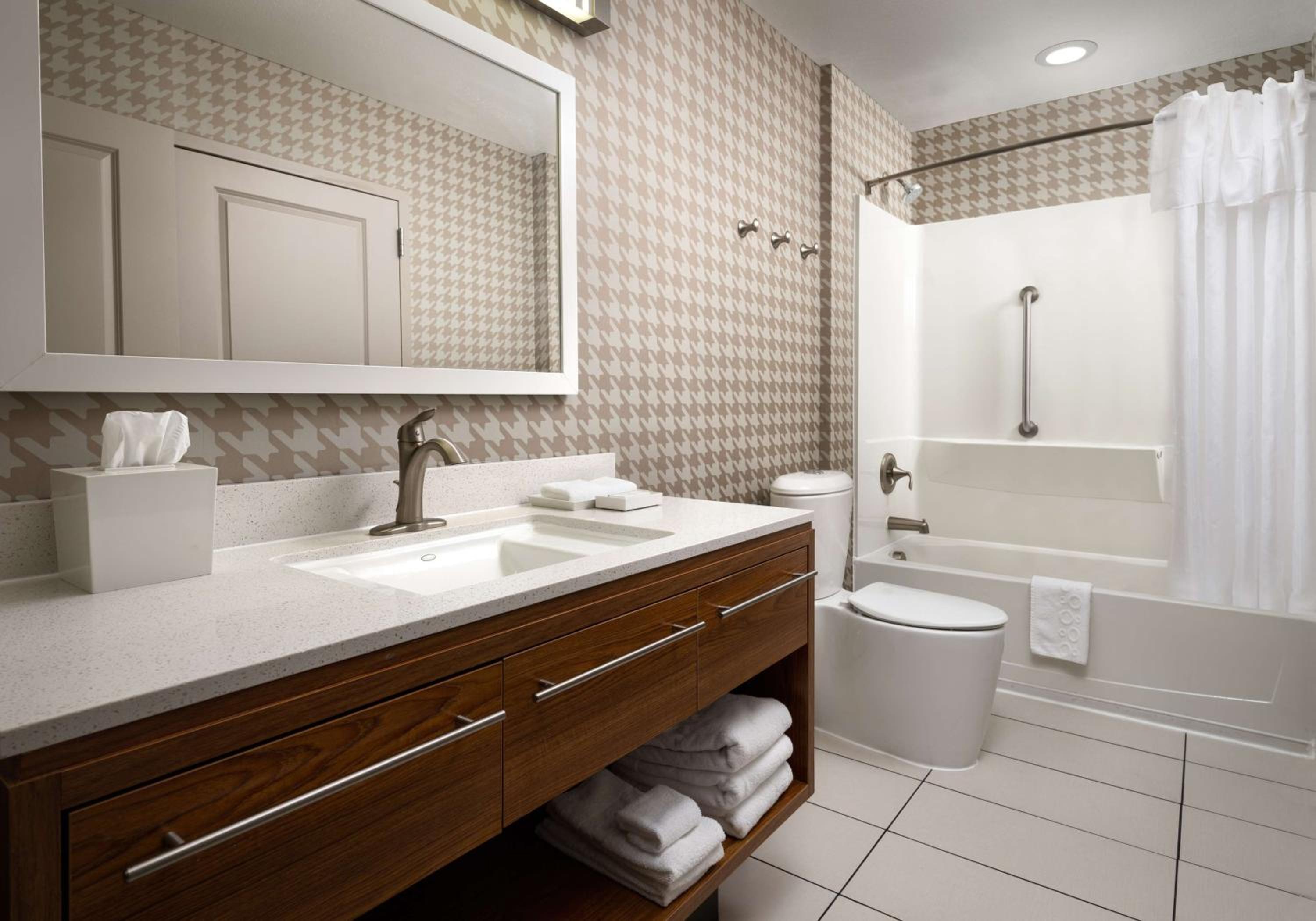 One-Bedroom King Suite - Non-Smoking - Photo 2