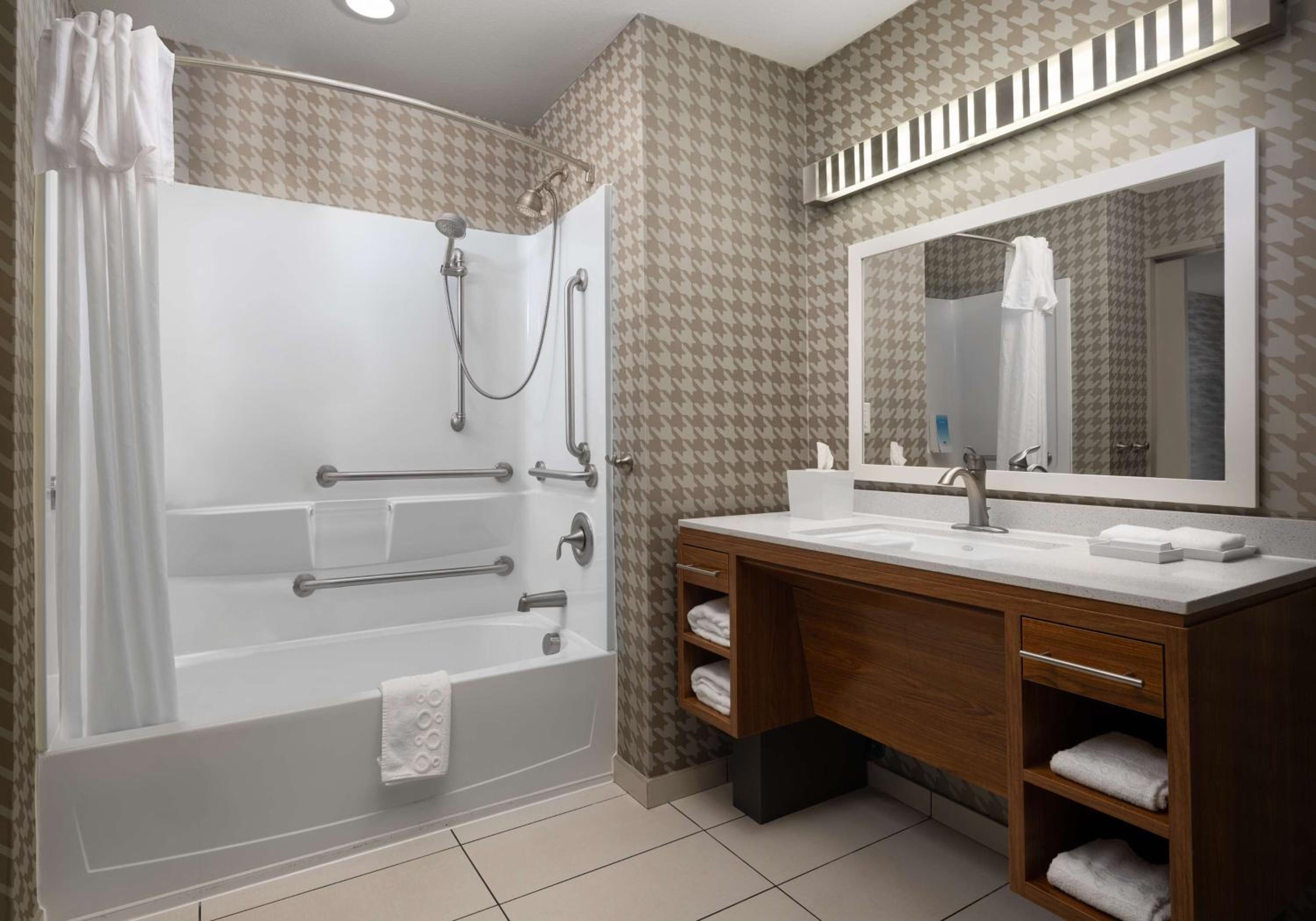 King Suite - Mobility and Hearing Access/Non-Smoking - Photo 2