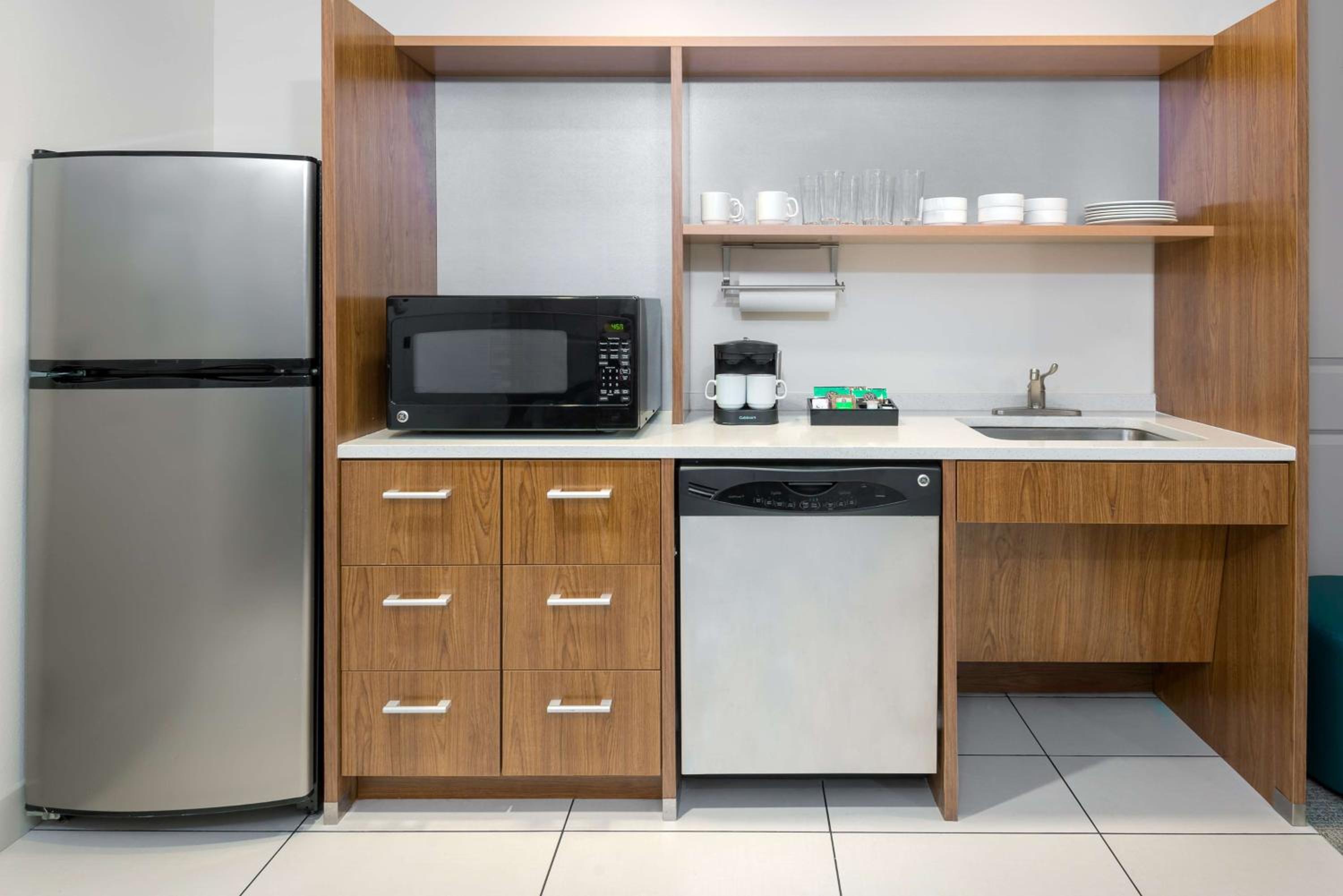 King Suite - Mobility and Hearing Access/Non-Smoking - Photo 4