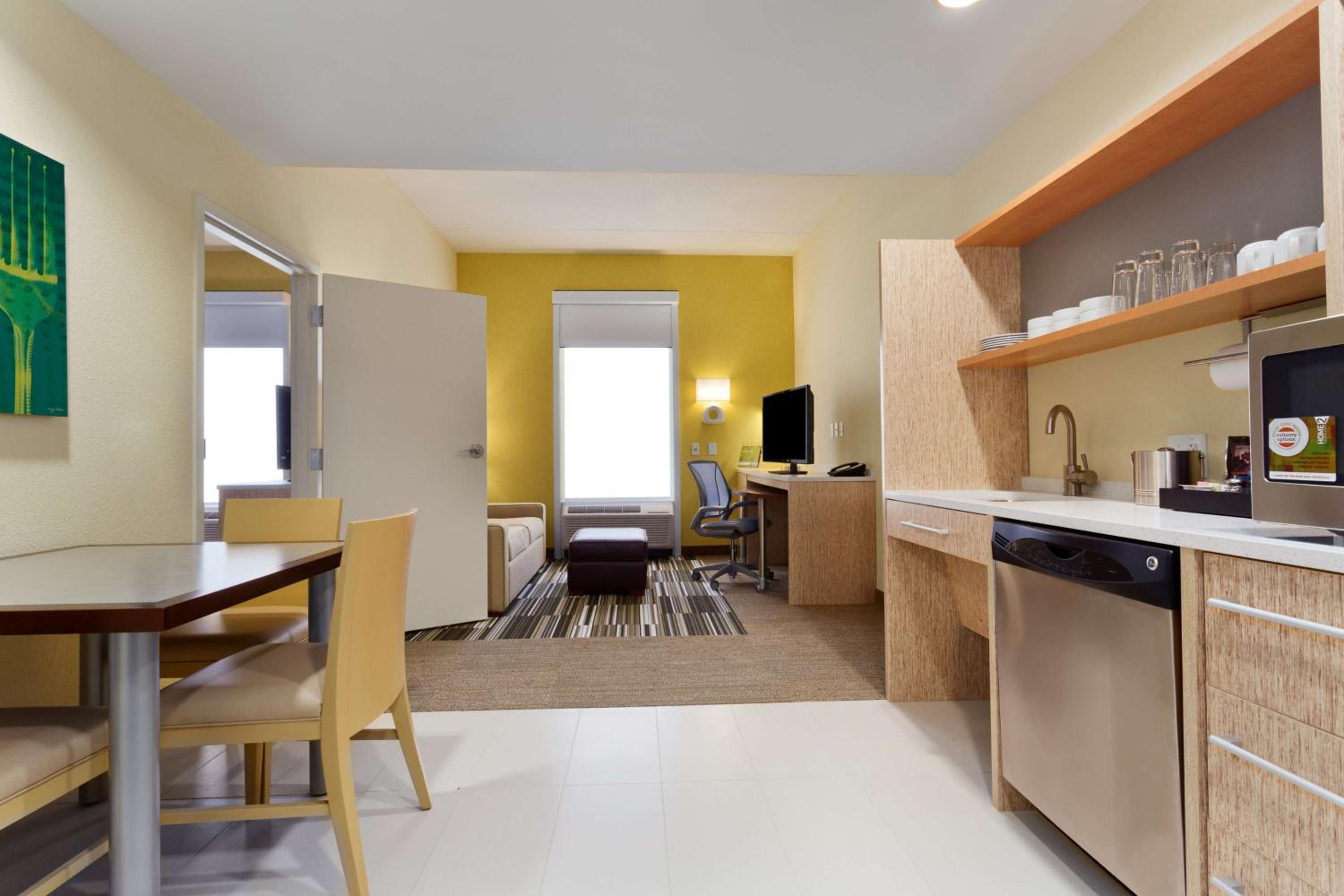 Queen Suite with Roll-In Shower - Mobility and Hearing Access/Non-Smoking photo 1
