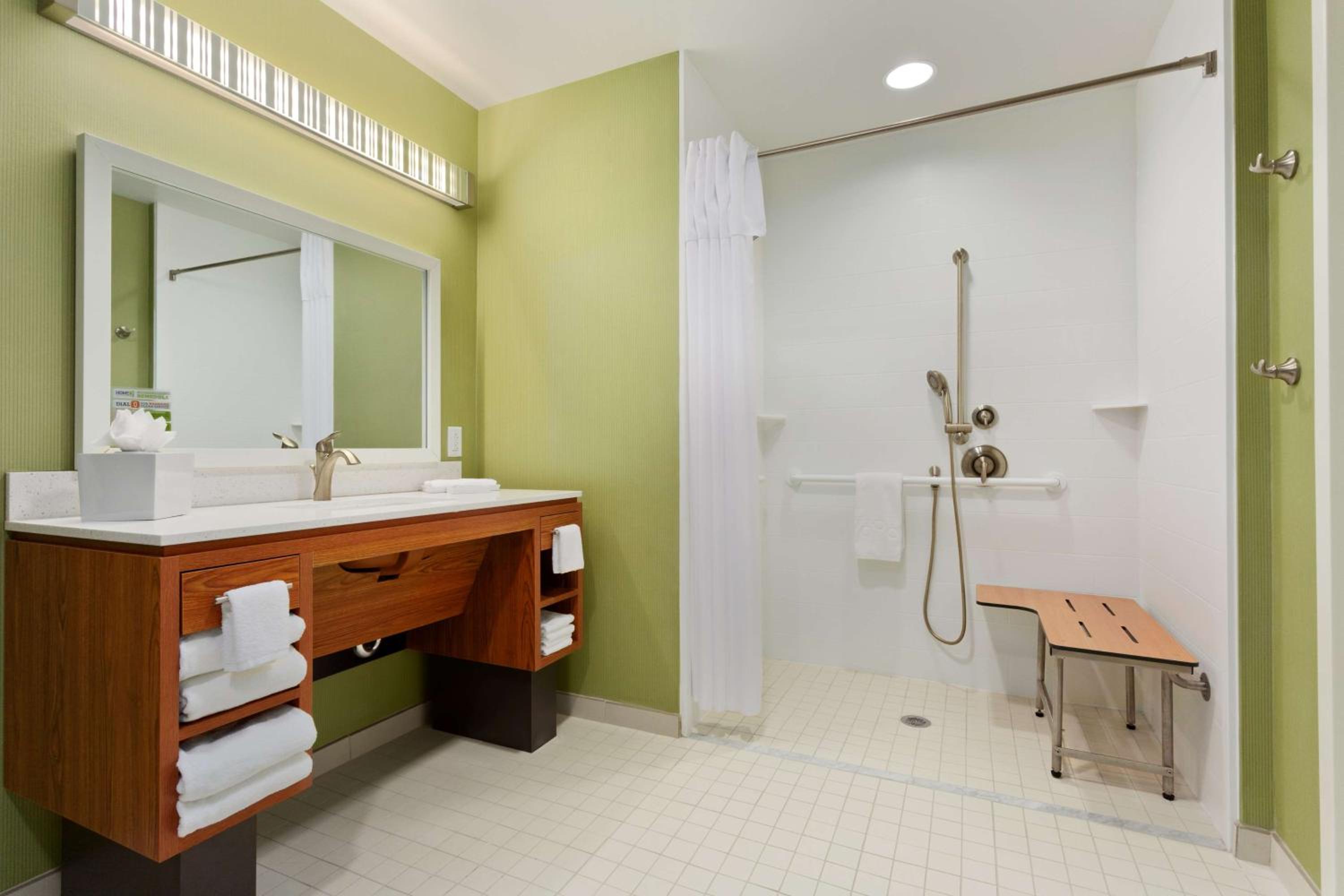 Queen Studio with Roll-In Shower - Mobility and Hearing Access/Non-Smoking photo 3