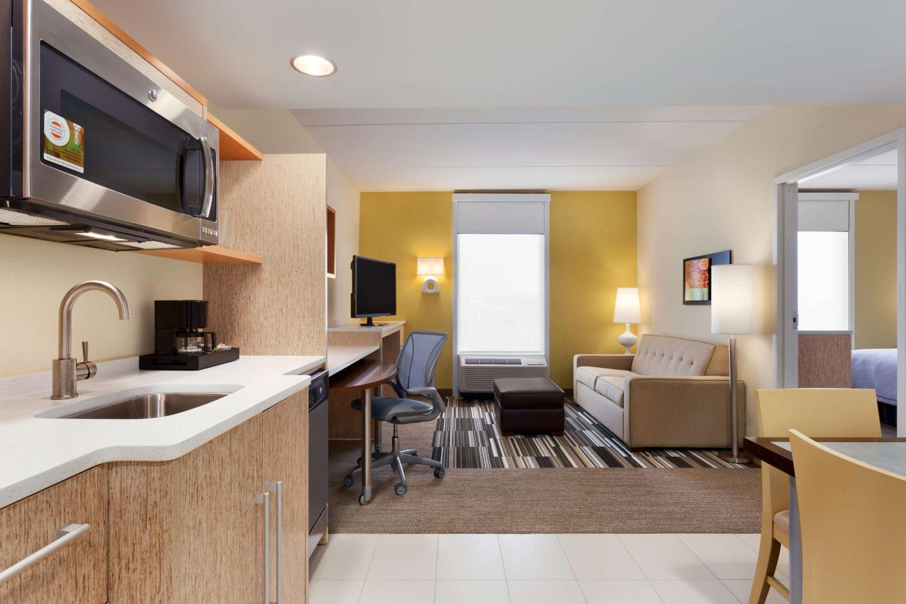Queen Suite with Roll-In Shower - Mobility Access photo 3