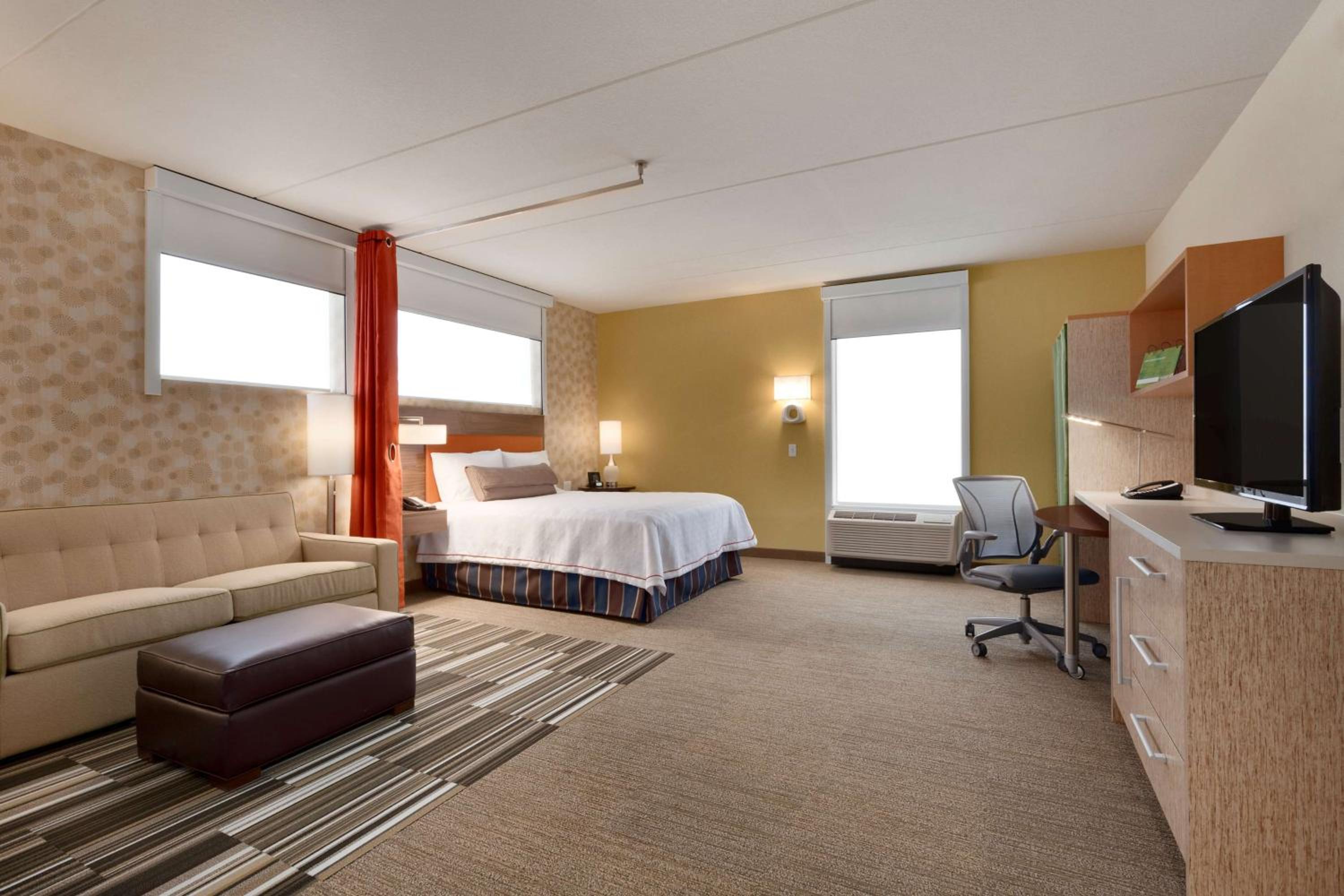 Queen Studio with Roll-In Shower - Mobility Access/Non-Smoking photo 3