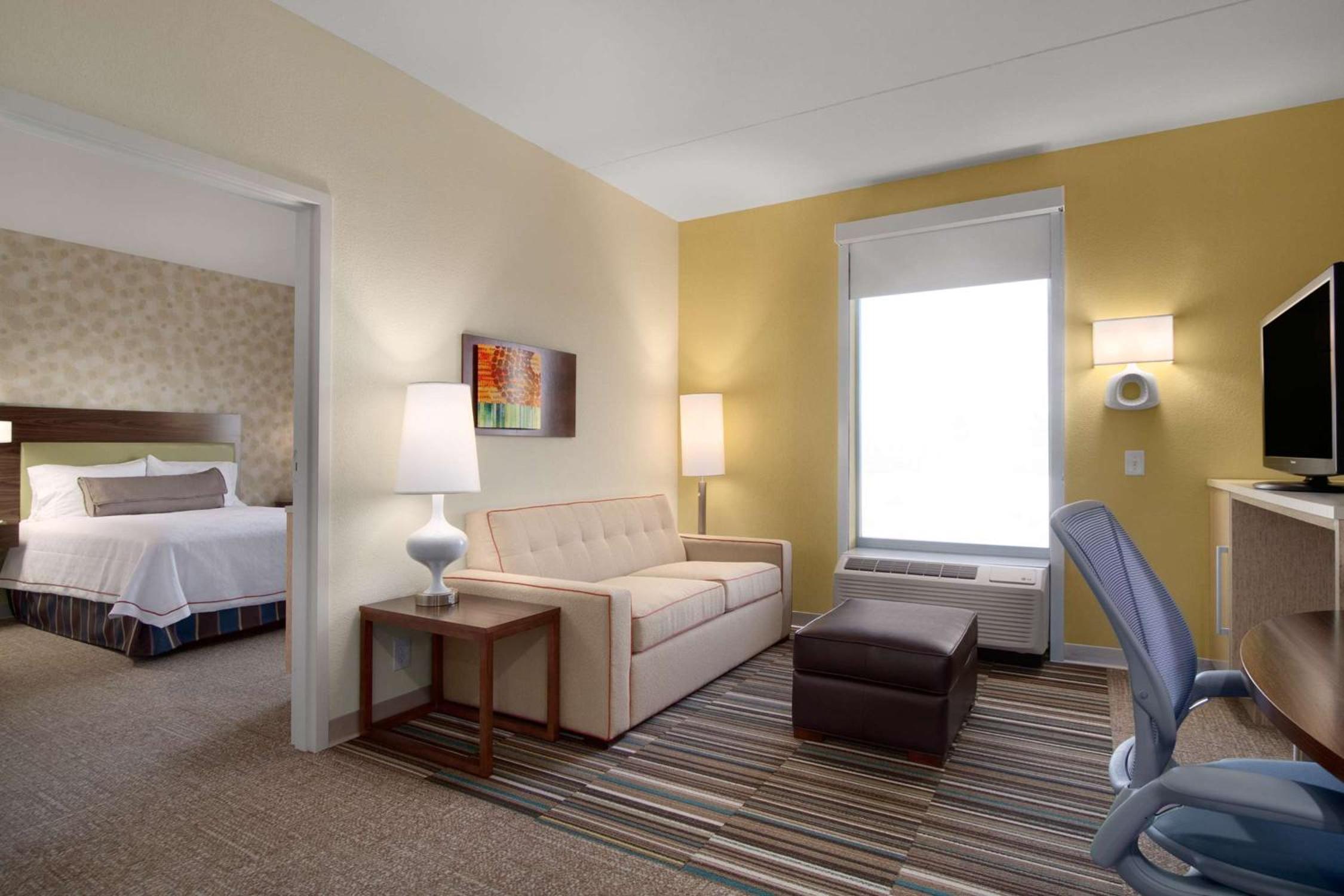 Queen Suite with Roll-In Shower - Mobility and Hearing Access/Non-Smoking photo 3