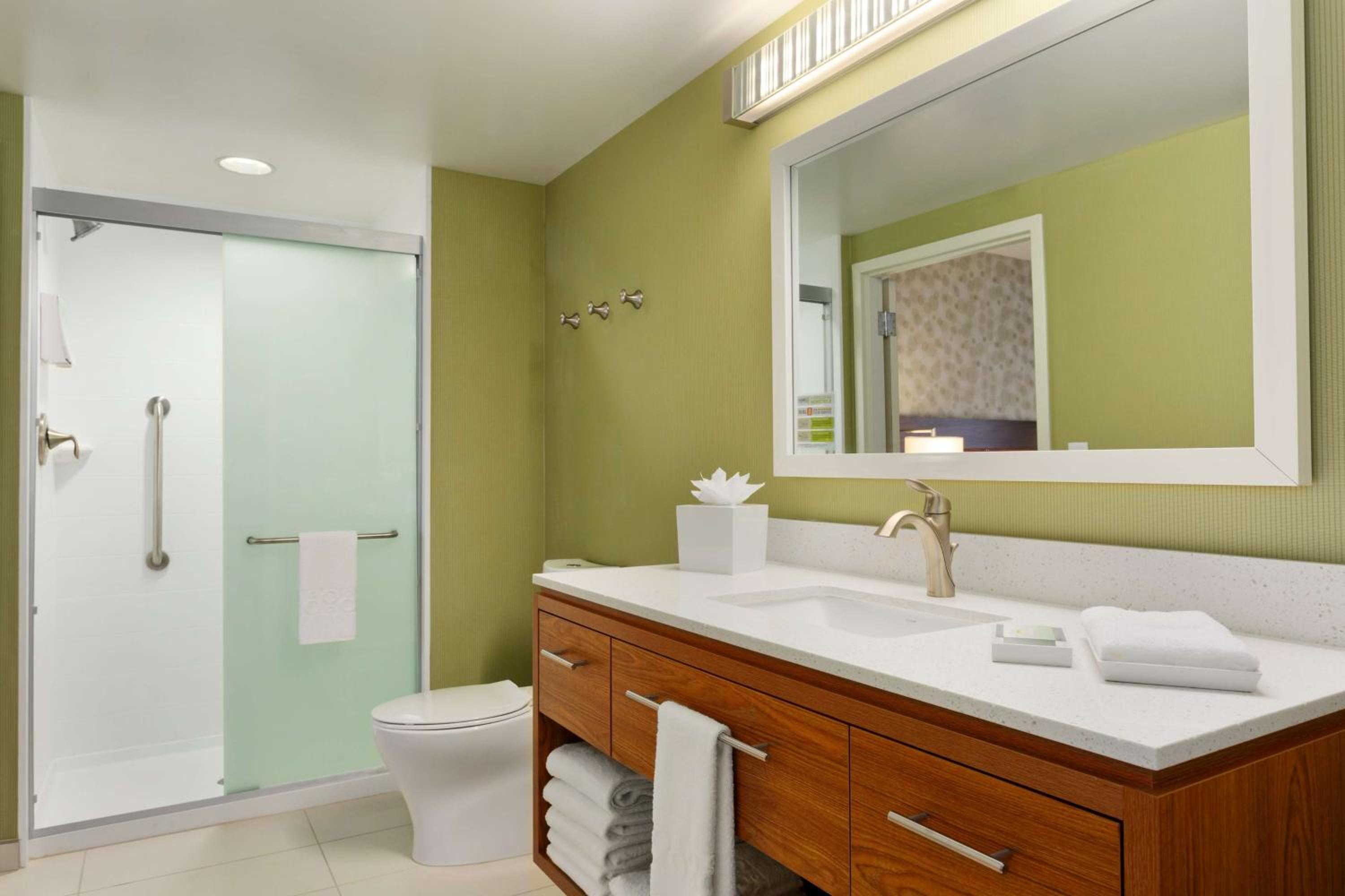 Queen Suite - Hearing Access/Non-Smoking photo 3