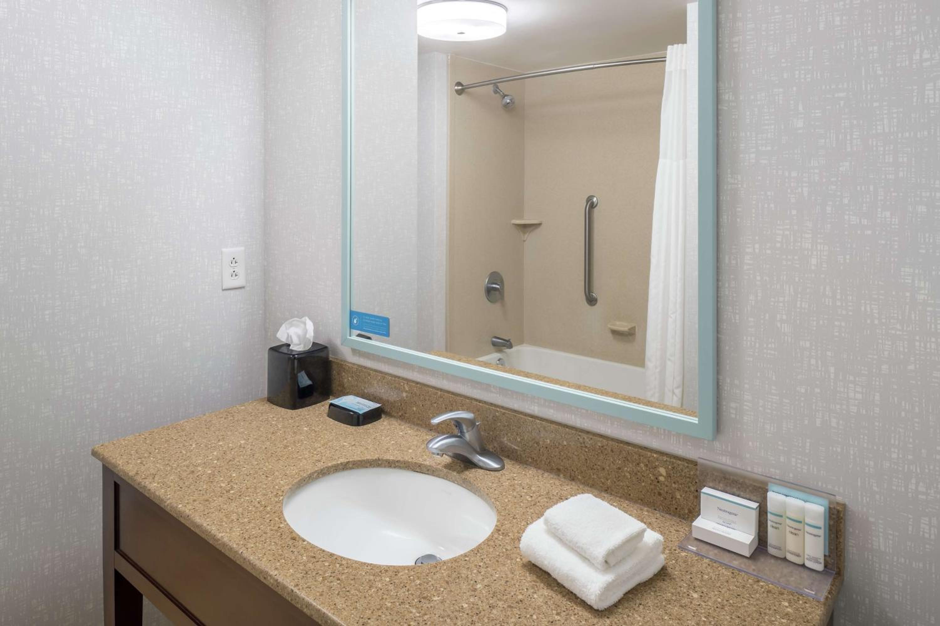 Queen Room with Two Queen Beds - Hearing Access/Non-Smoking photo 3