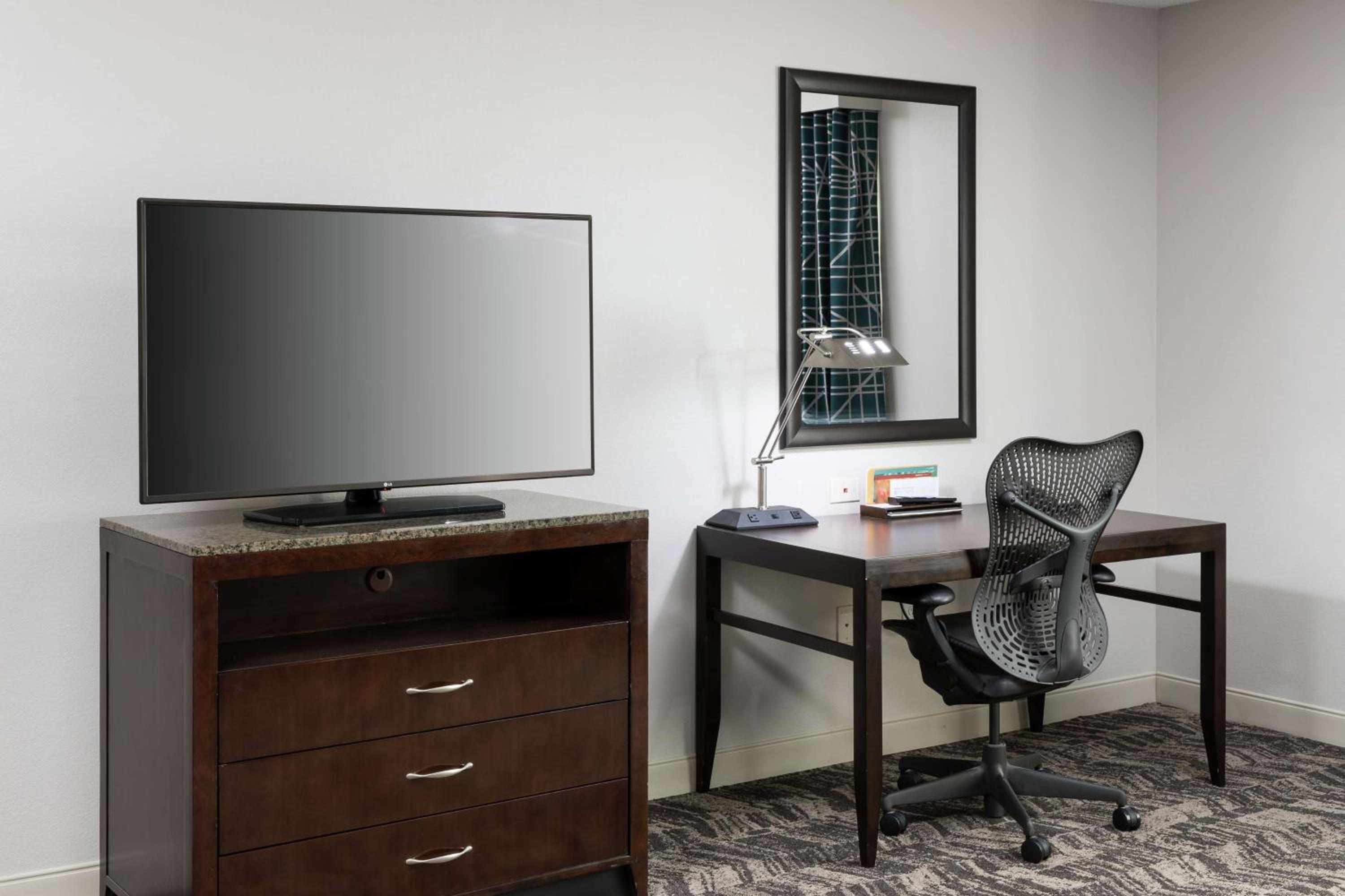 King Room with Bath Tub - Mobility Access - Photo 3