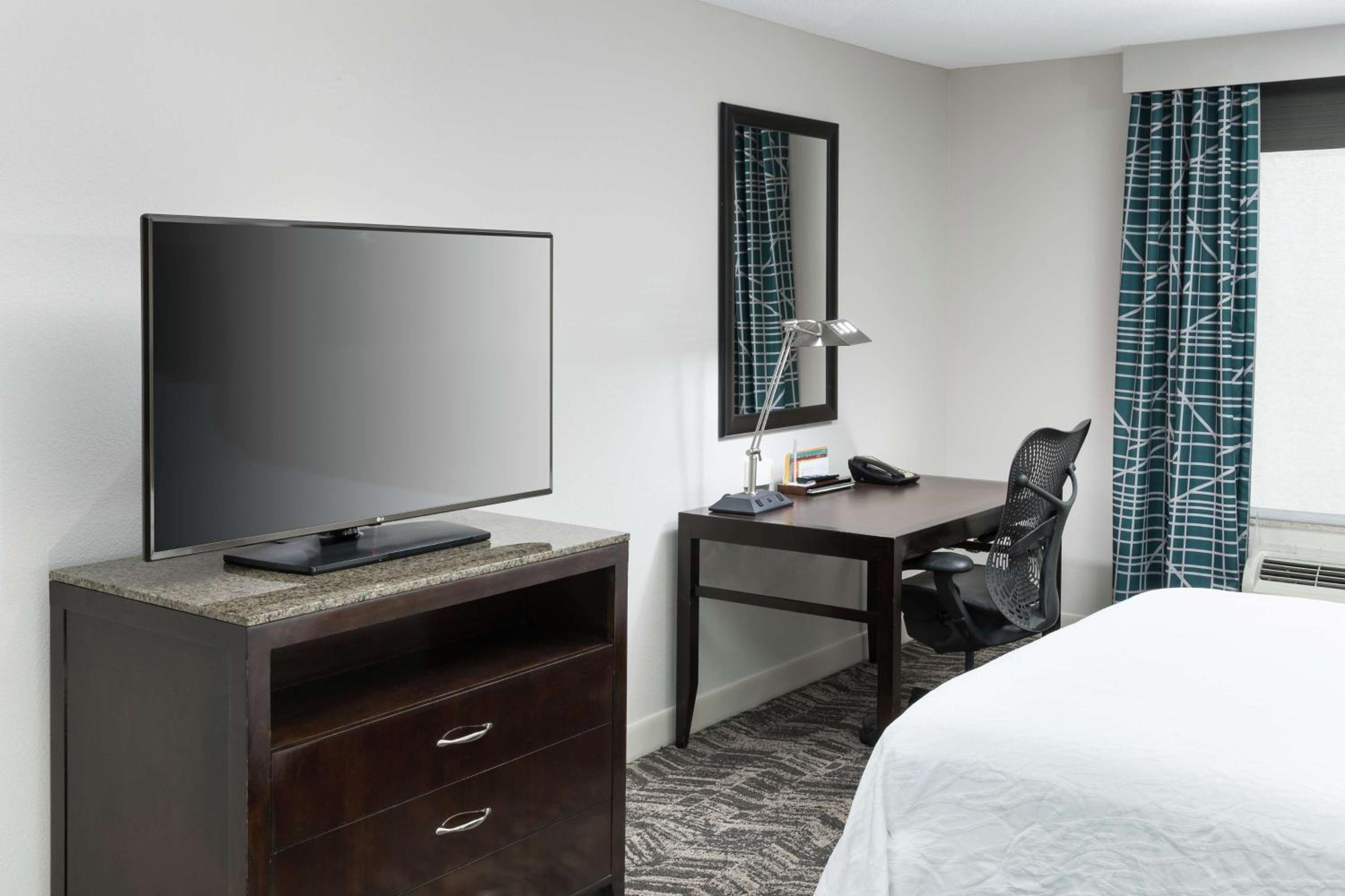 Queen Room with Two Queen Beds - Photo 3