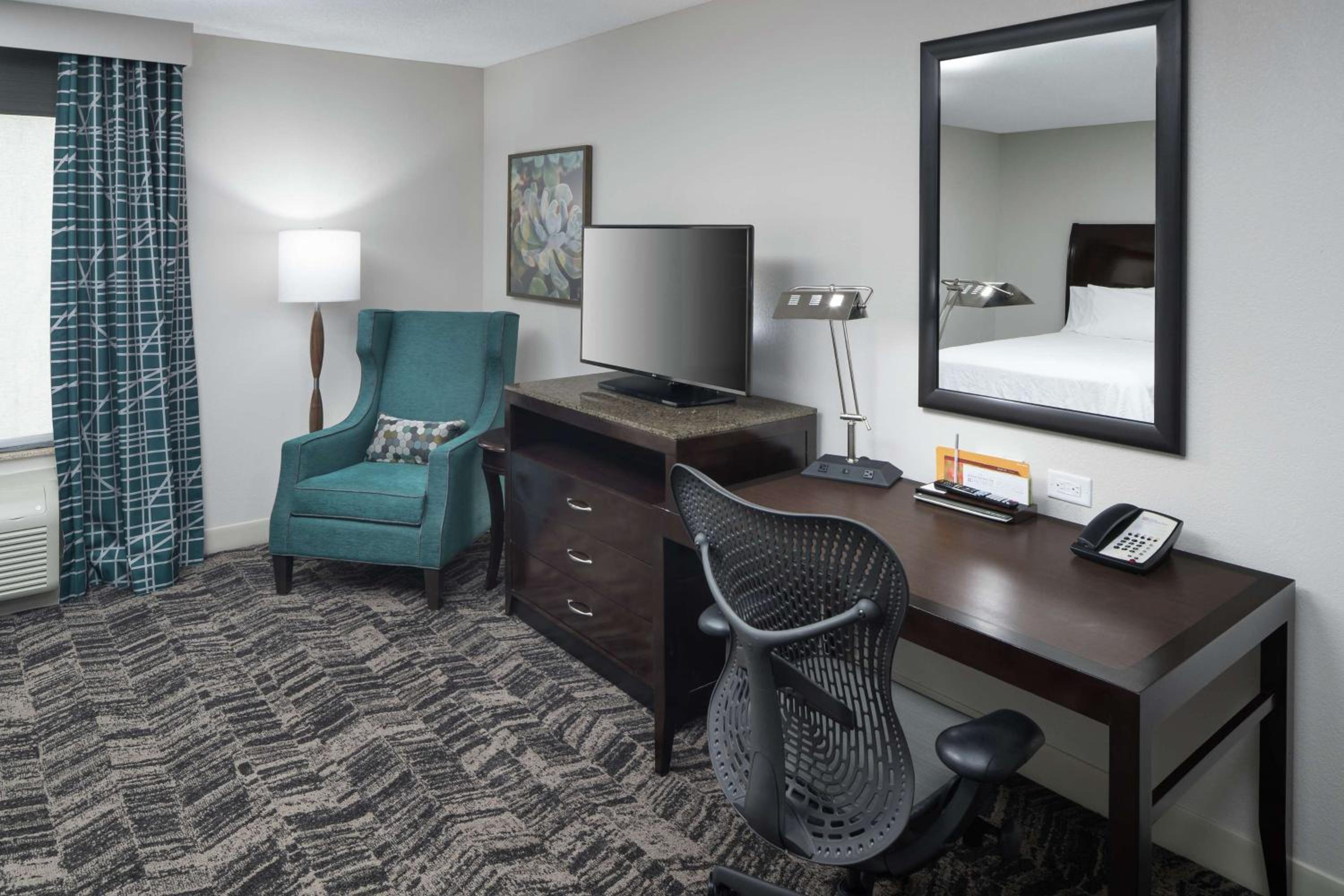 Queen Room with Two Queen Beds and Accessible Tub - Mobility Access - Photo 3