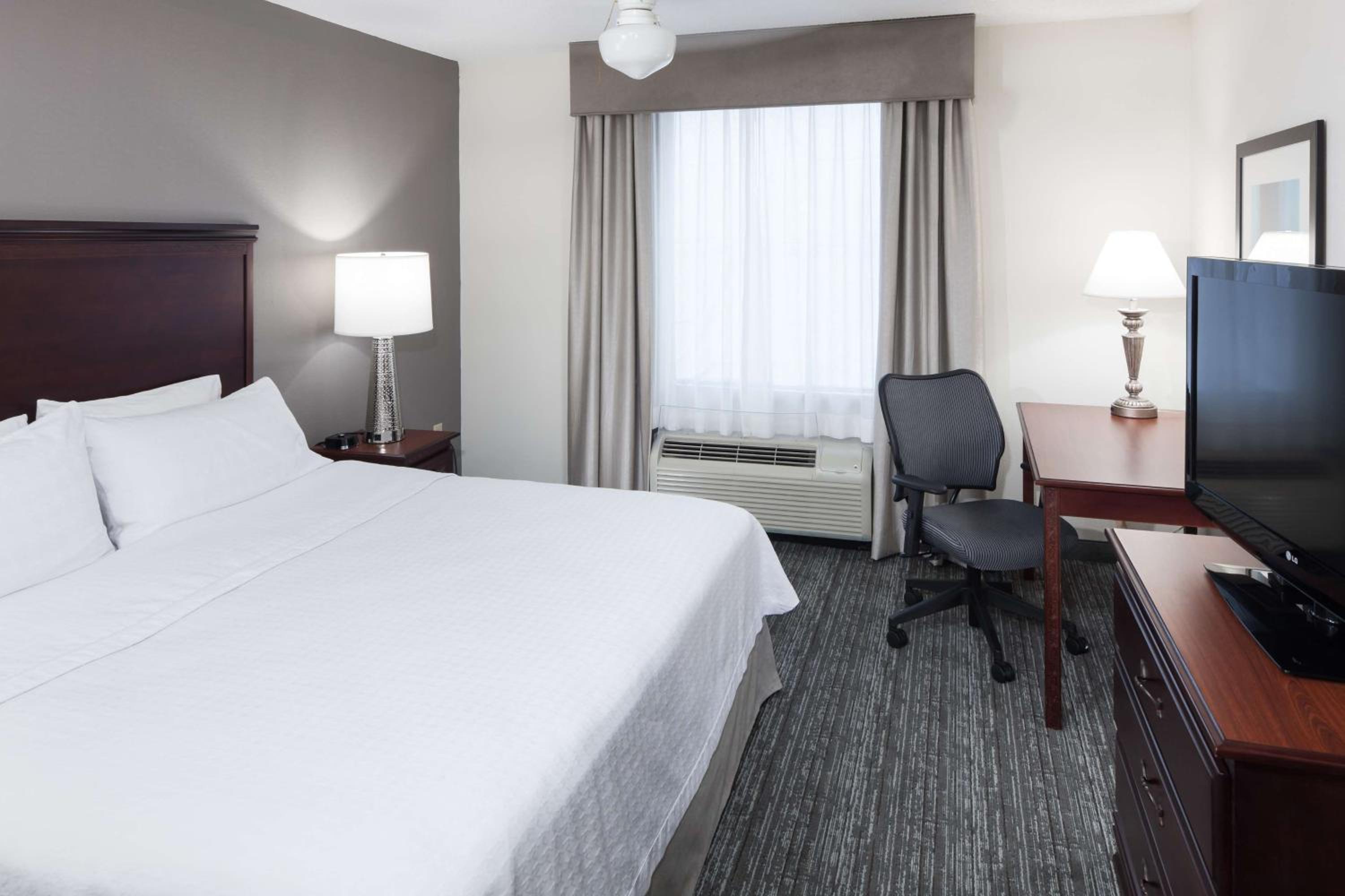 King Suite with Accessible Tub - Mobility and Hearing Access/Non-Smoking