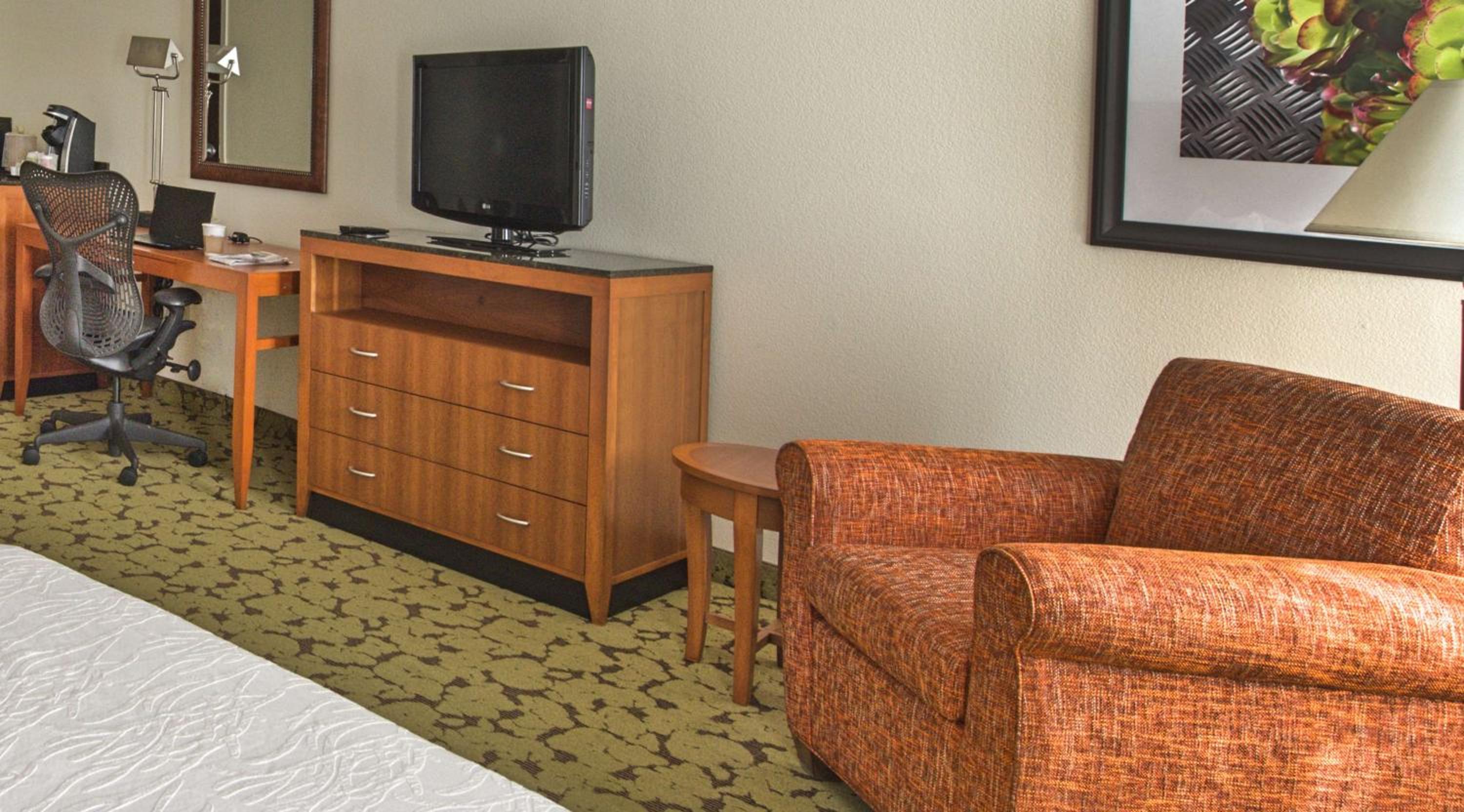King Room with Bath Tub - Mobility Access photo 1