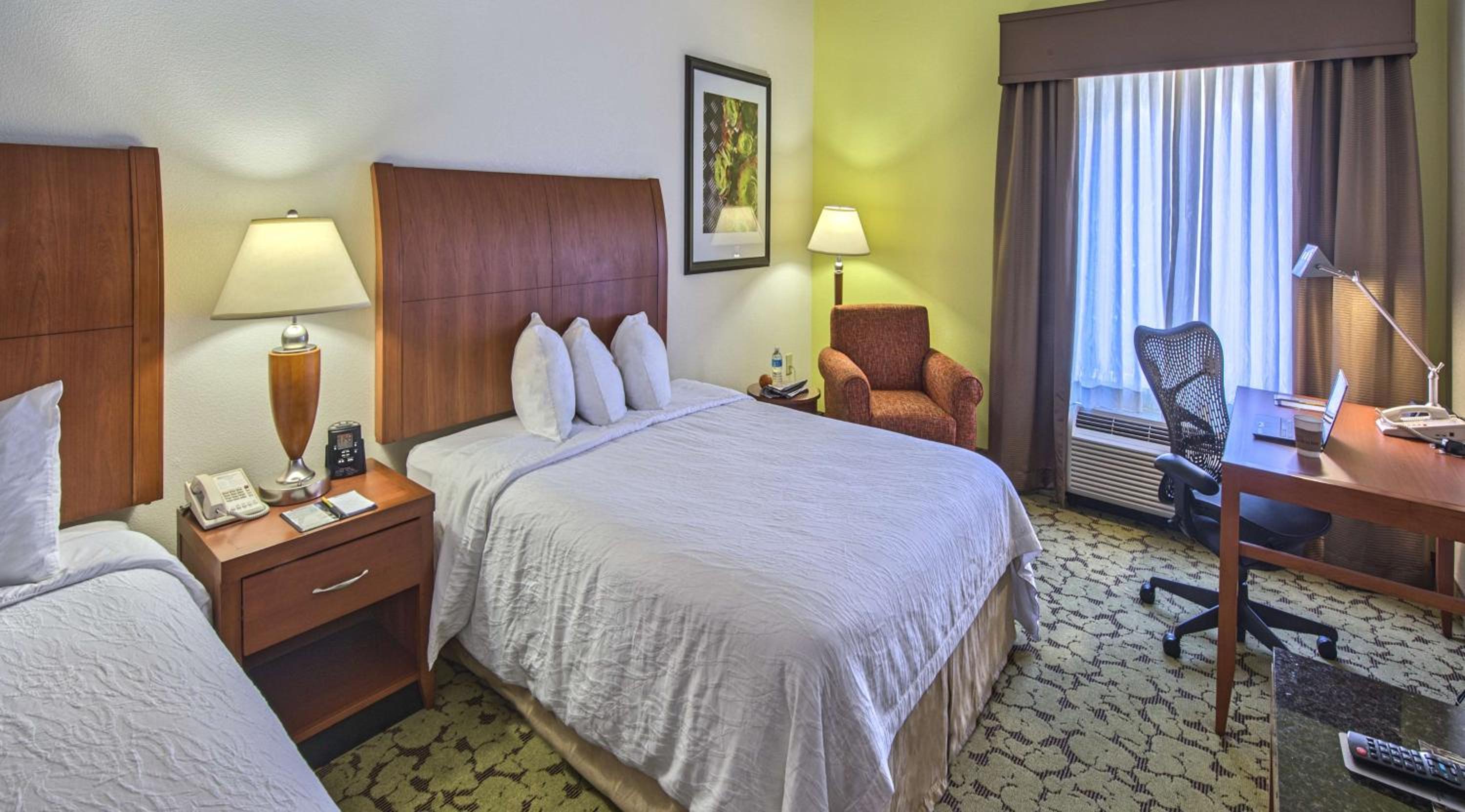 Queen Room with Two Queen Beds photo 2