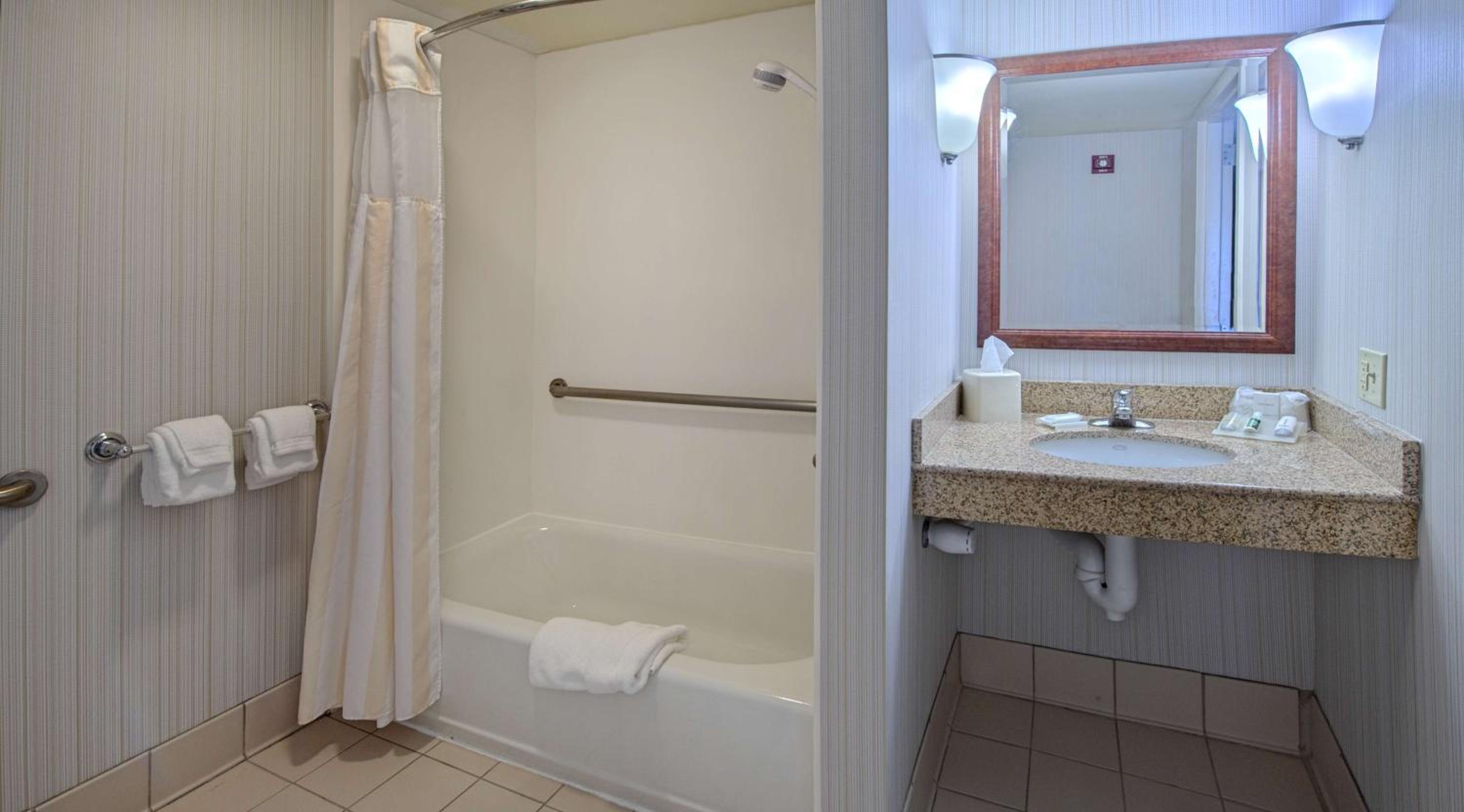 King Room with Bath Tub - Mobility Access photo 3