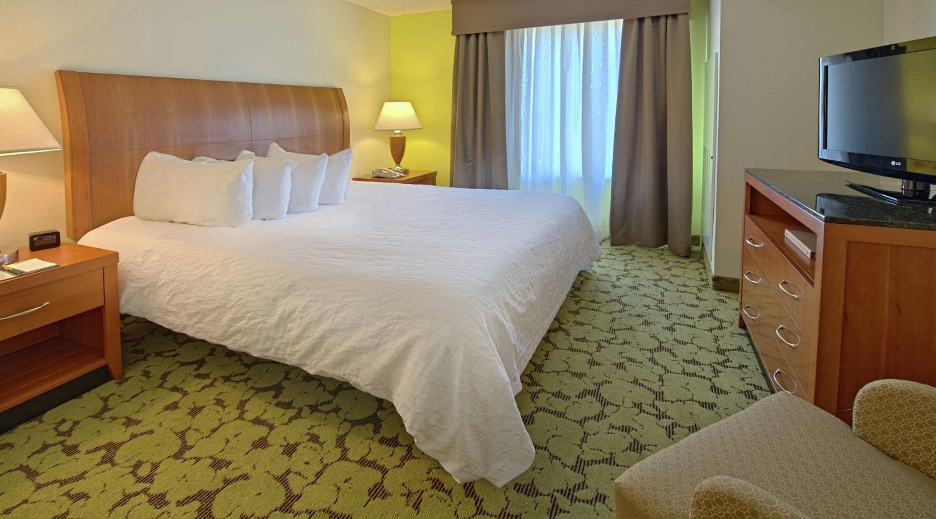 Junior King Suite with Seating Area photo 3
