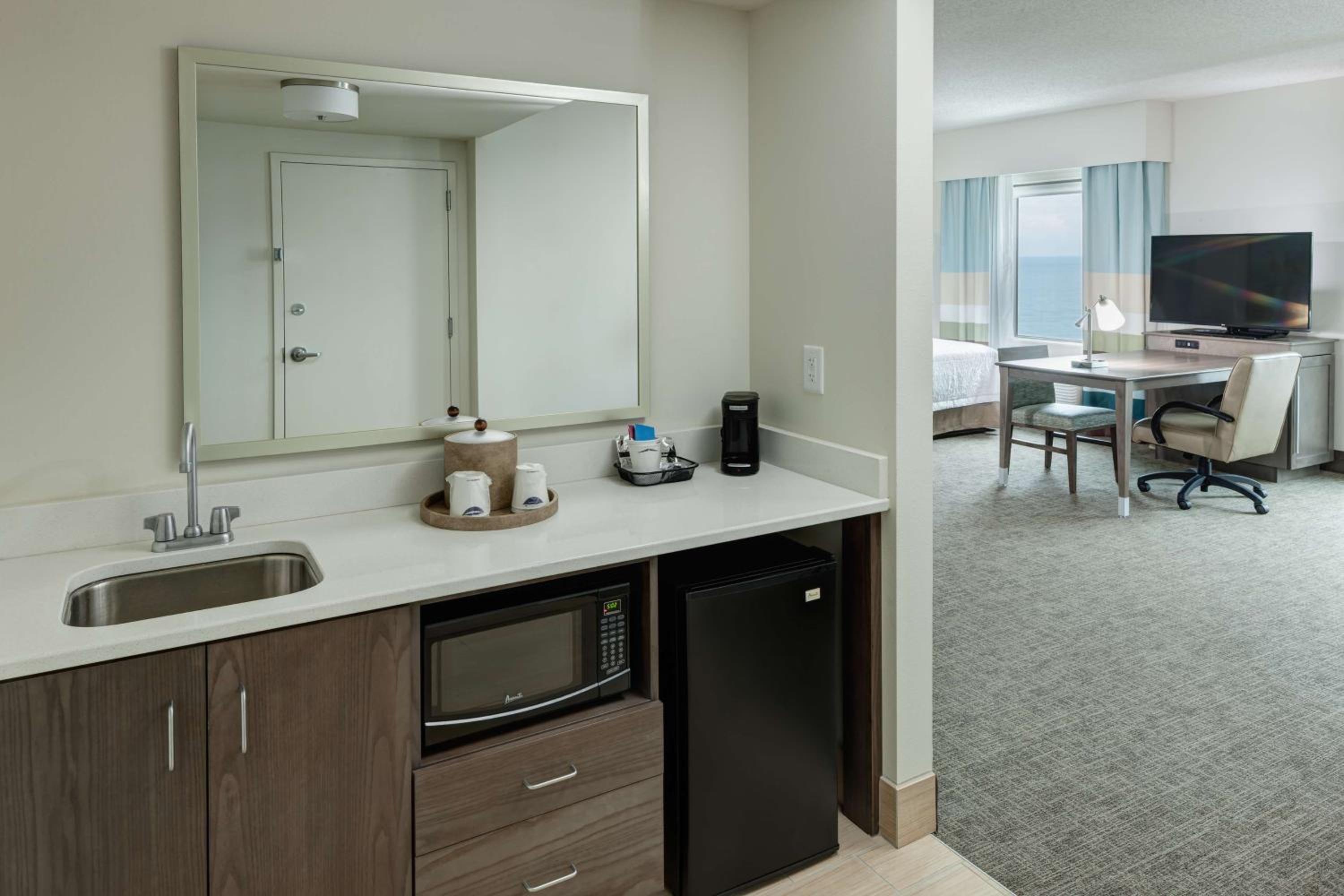 Queen Studio Suite with Two Queen Beds and Balcony - Ocean View/Non-Smoking photo 2