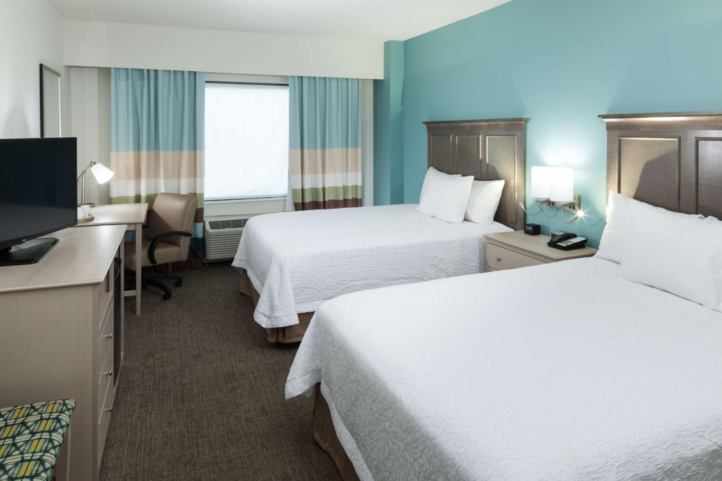 Executive Queen Room with Two Queen Beds with Pool View photo 1