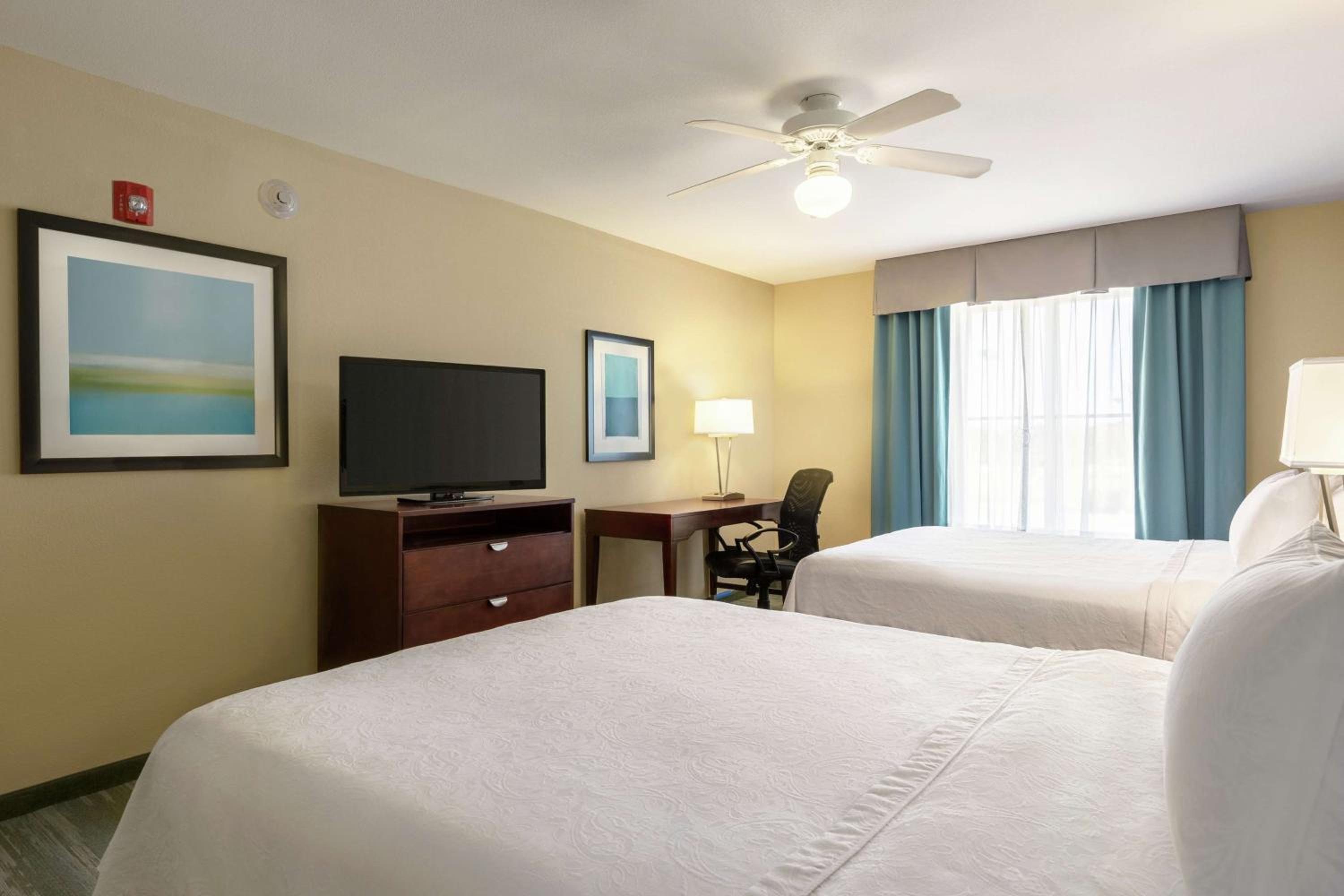 Suite with Two Queen Beds and Tub - Mobility and Hearing Access/Non-Smoking - Photo 4