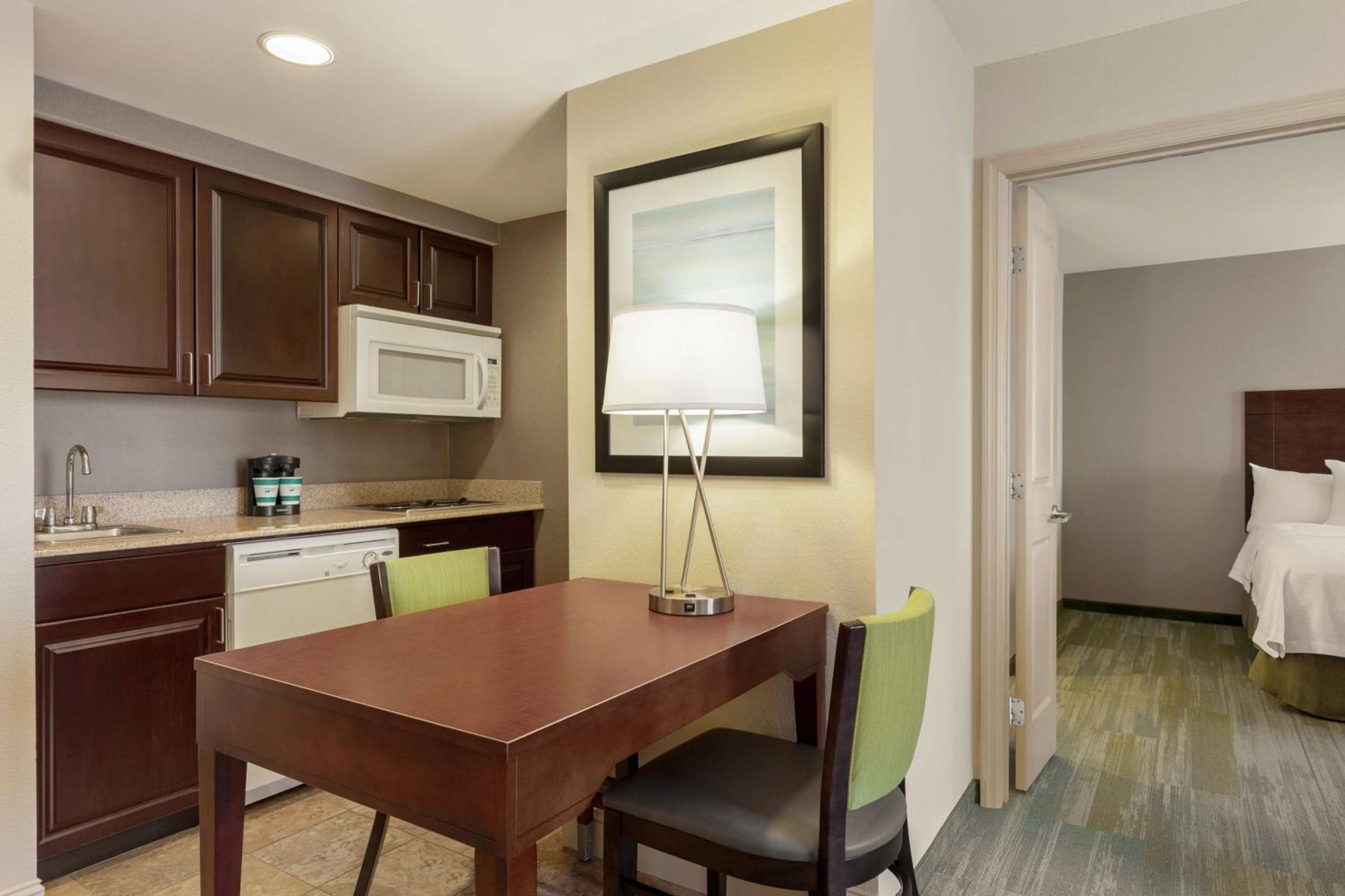 One-Bedroom Queen Suite with Two Queen Beds - Non-Smoking - Photo 4