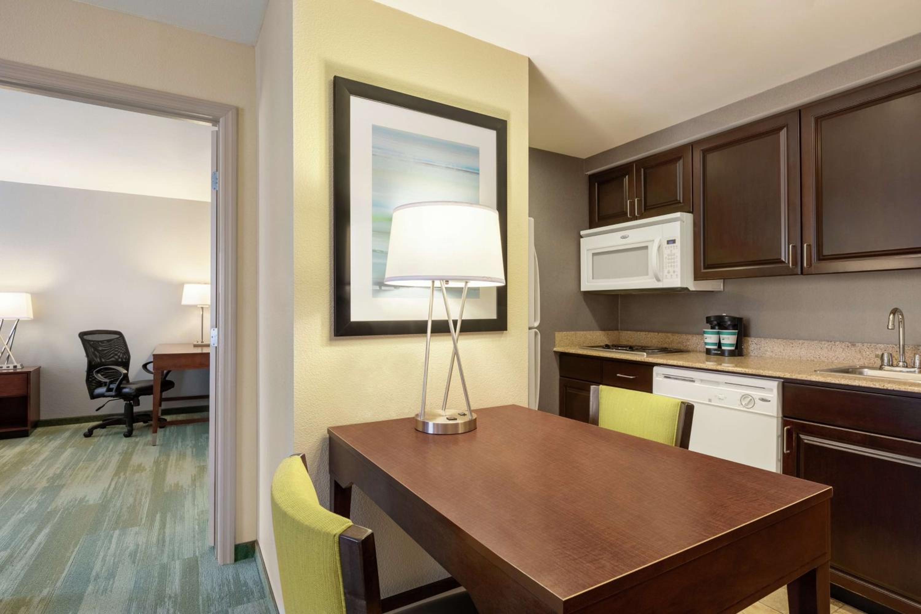 Two Bedroom Suite with One King and Two Queen Beds - Non-Smoking - Photo 3