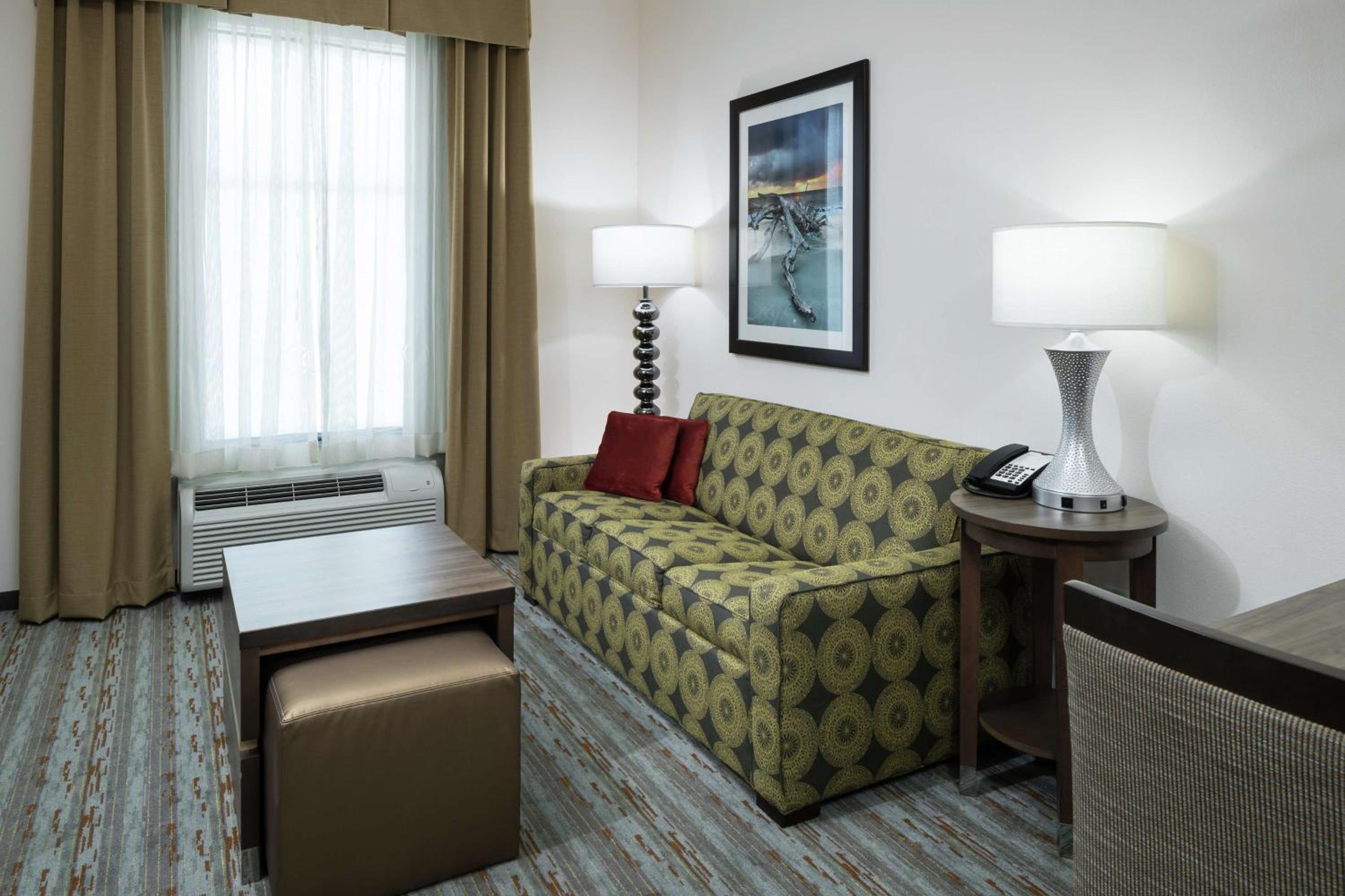 Queen Suite with Bath Tub - Mobility Access/Non-Smoking