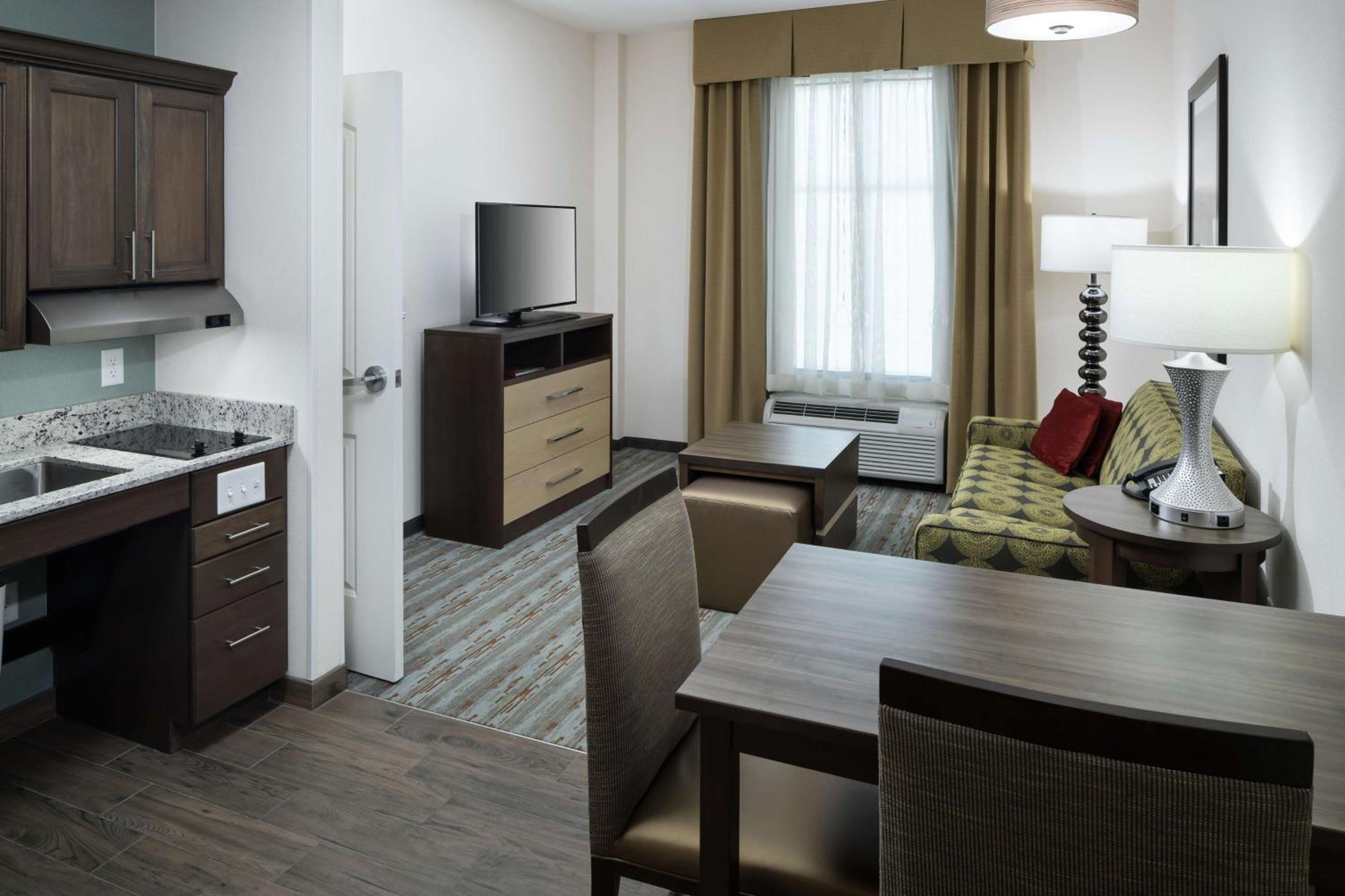 King Suite - Mobility Access/Non-Smoking