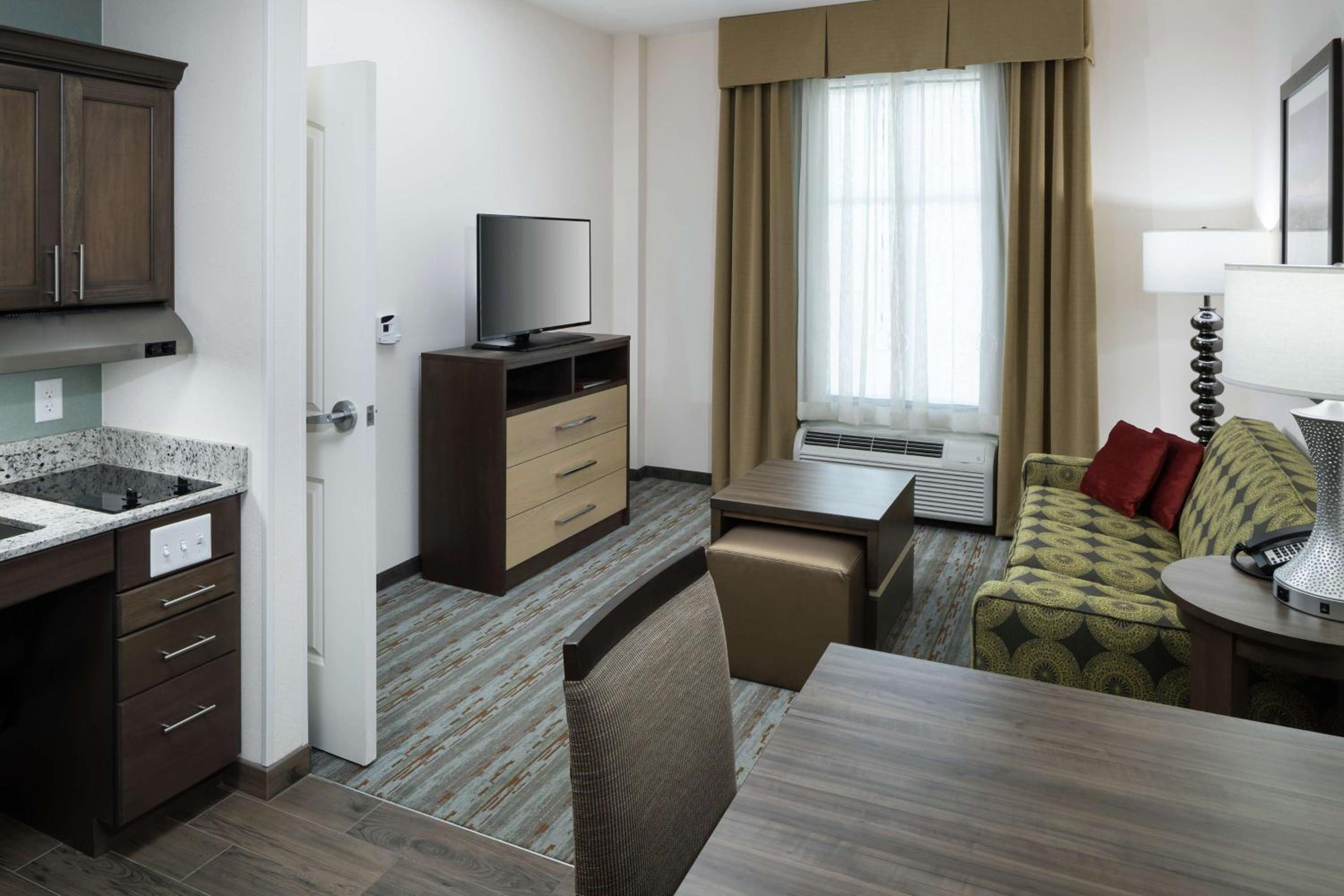 Queen Suite with Bath Tub - Mobility Access/Non-Smoking