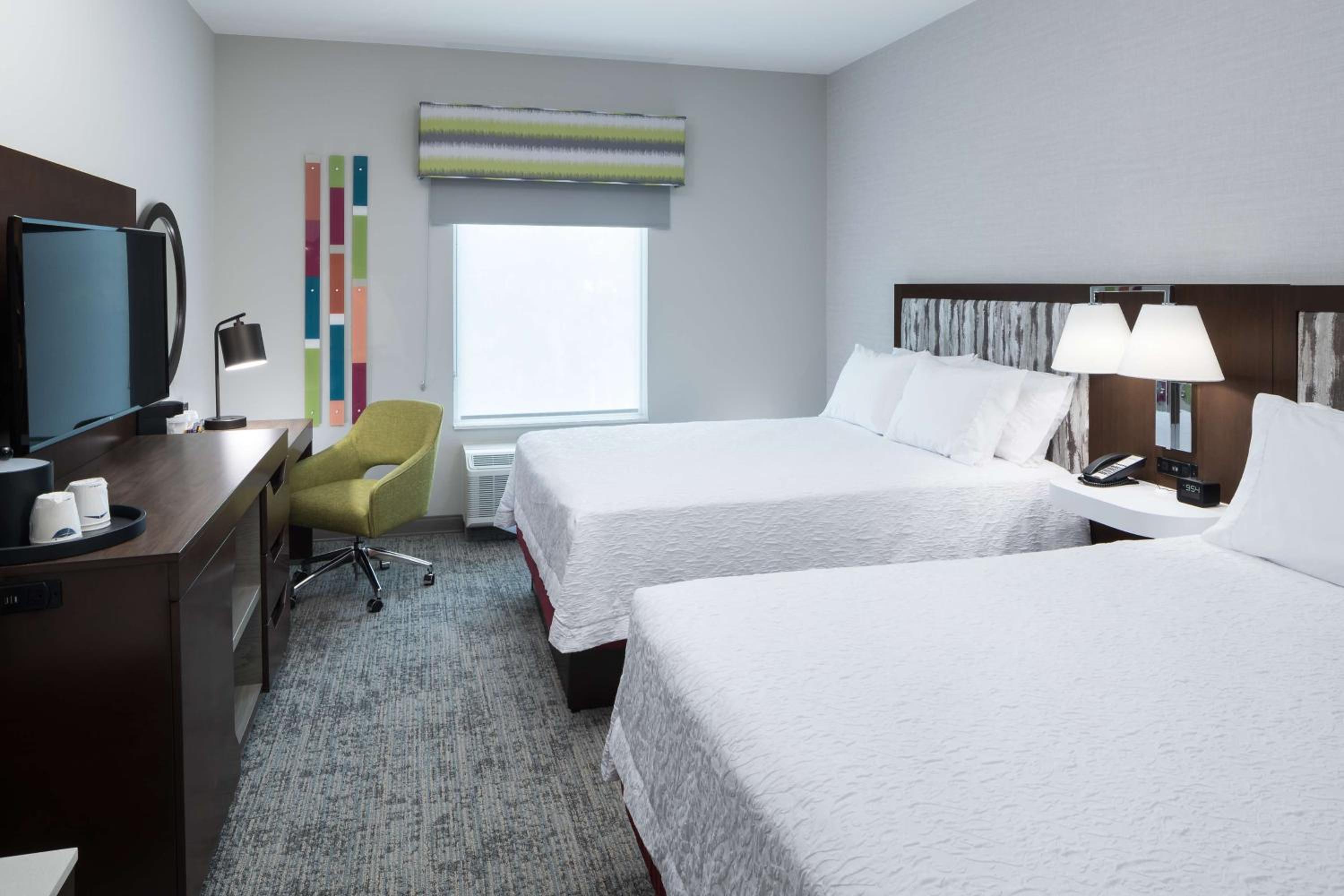 Queen Room with Two Queen Beds - Non-Smoking - Photo 3