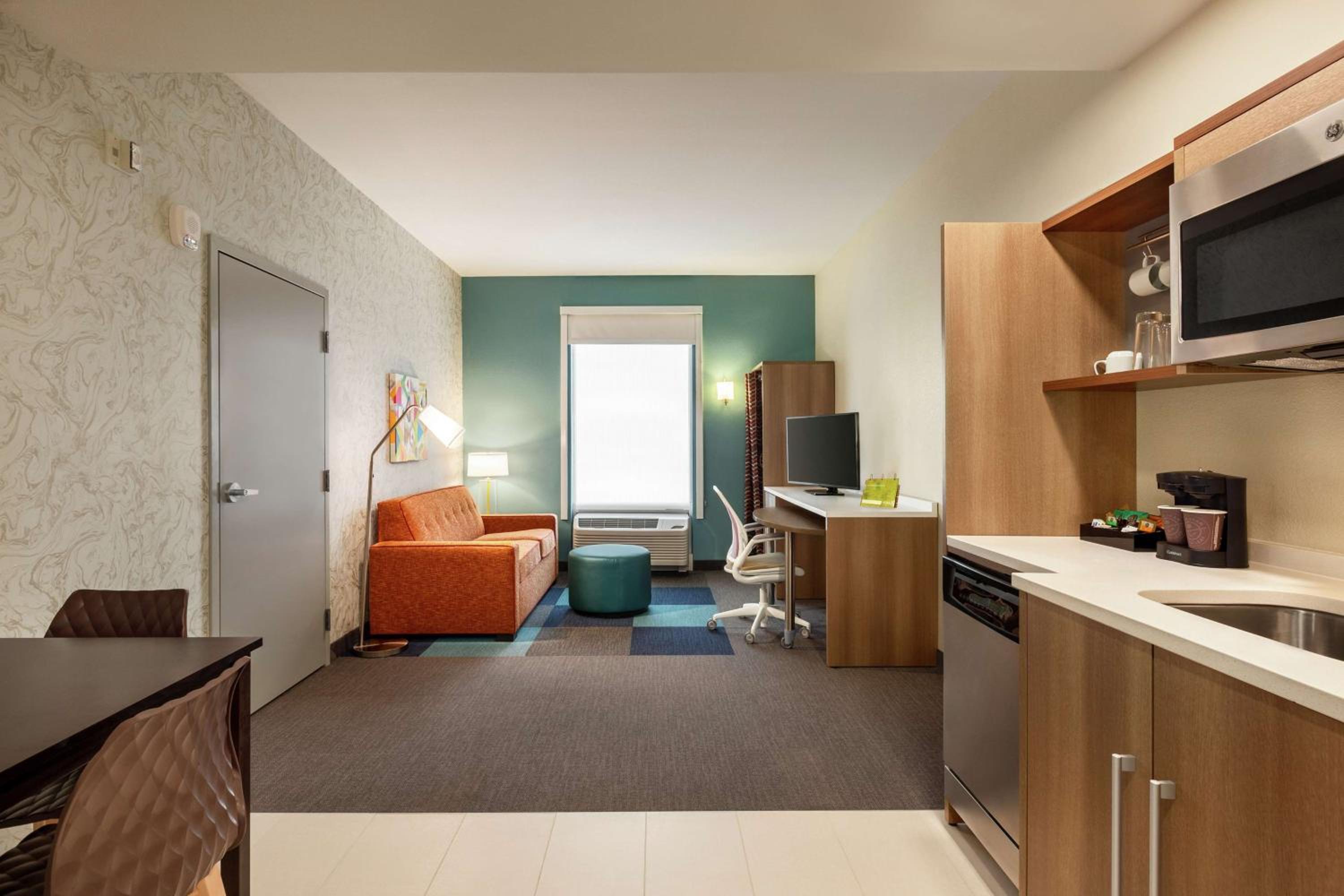 King Suite with Roll-In Shower - Mobility and Hearing Access/Non-Smoking photo 1