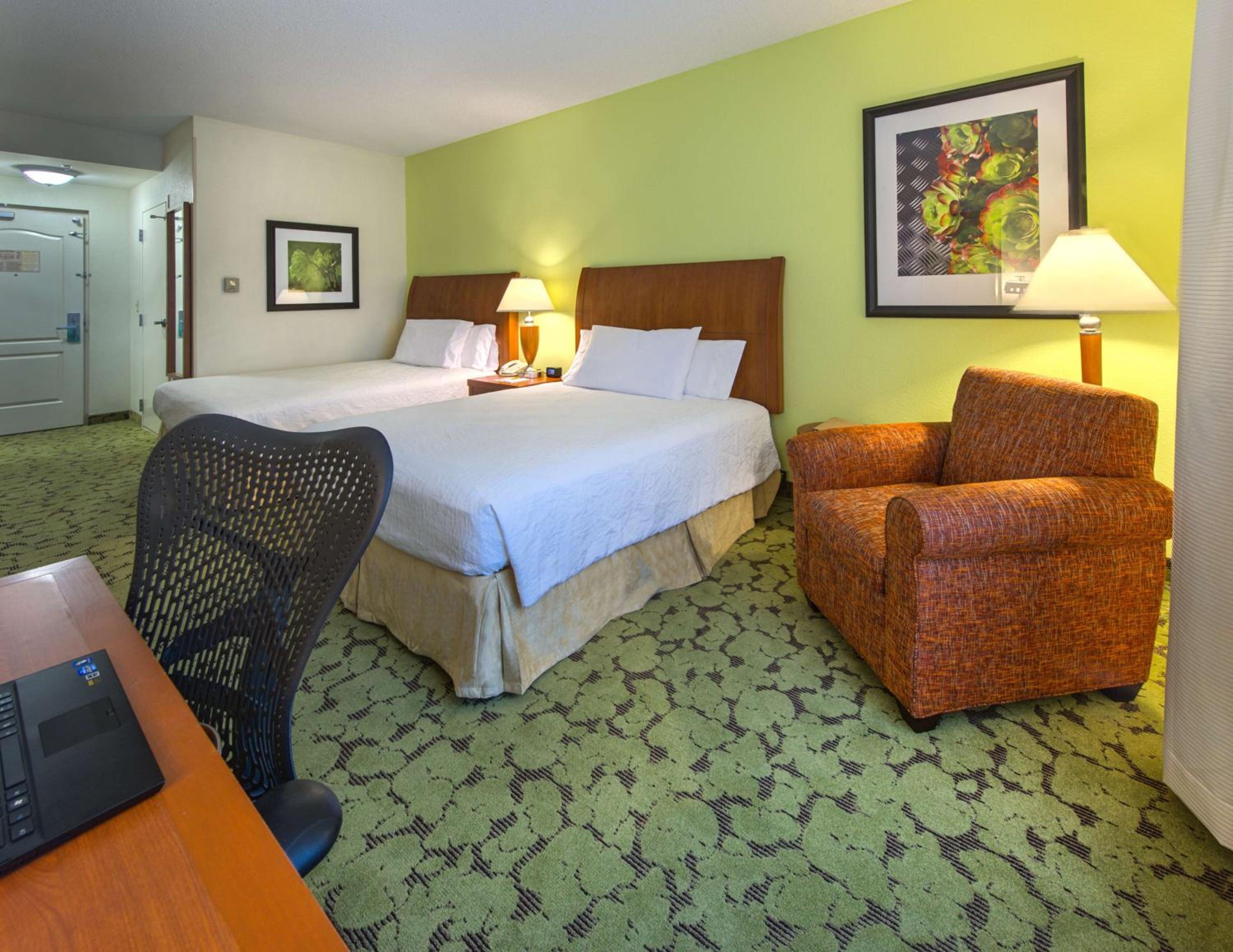 Queen Room with Two Queen Beds - Photo 4