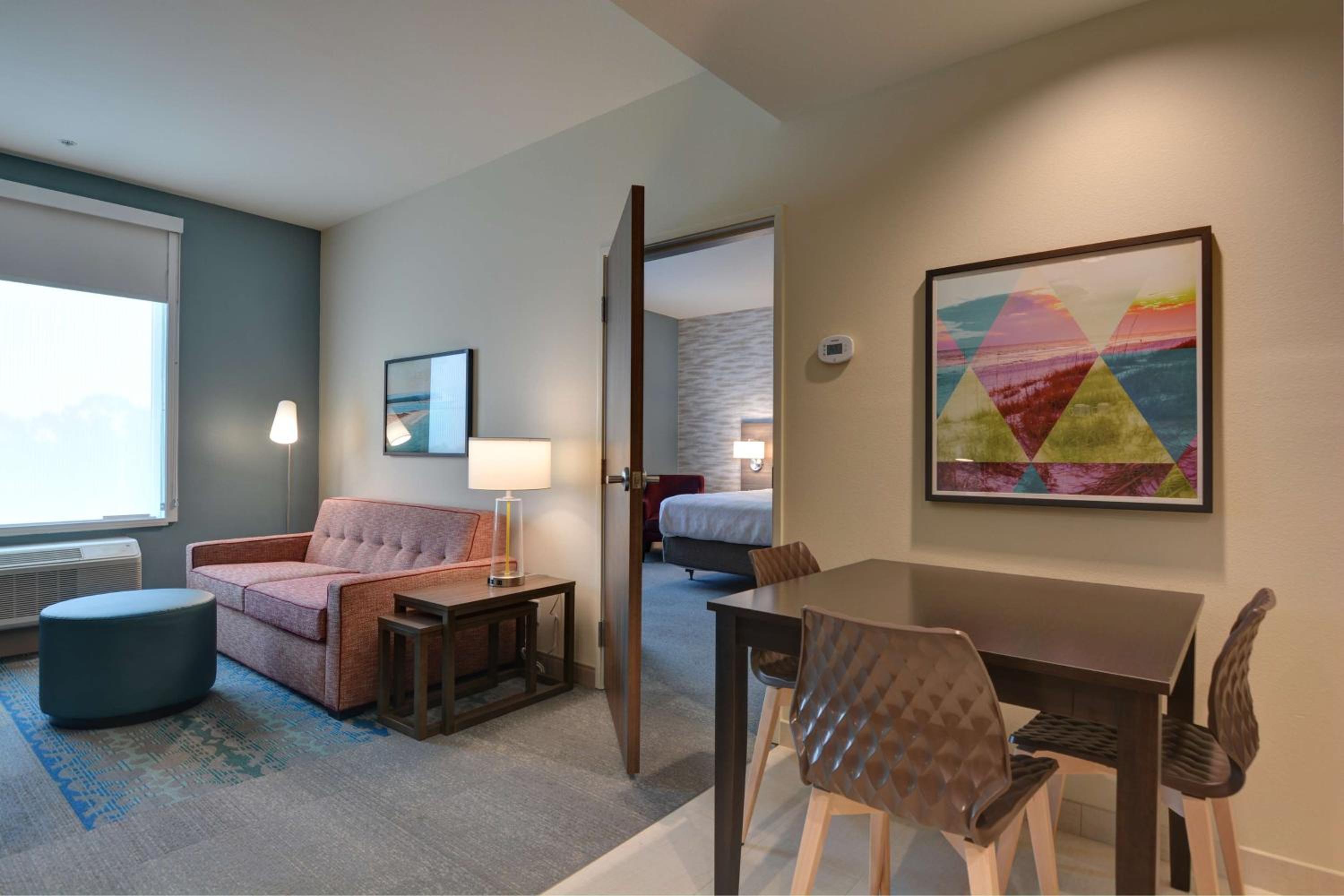 One-Bedroom Queen Suite - Non-Smoking - Photo 1