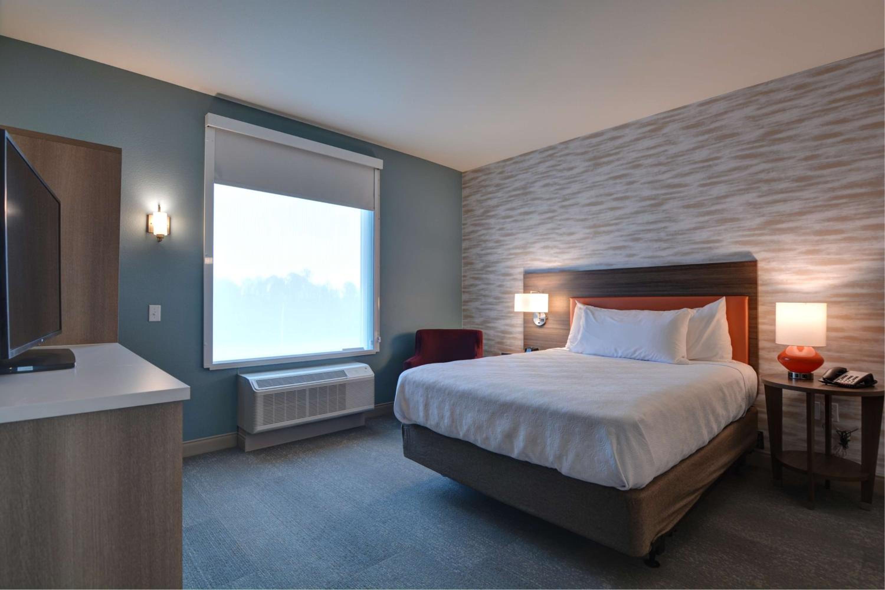One-Bedroom Queen Suite - Non-Smoking - Photo 2