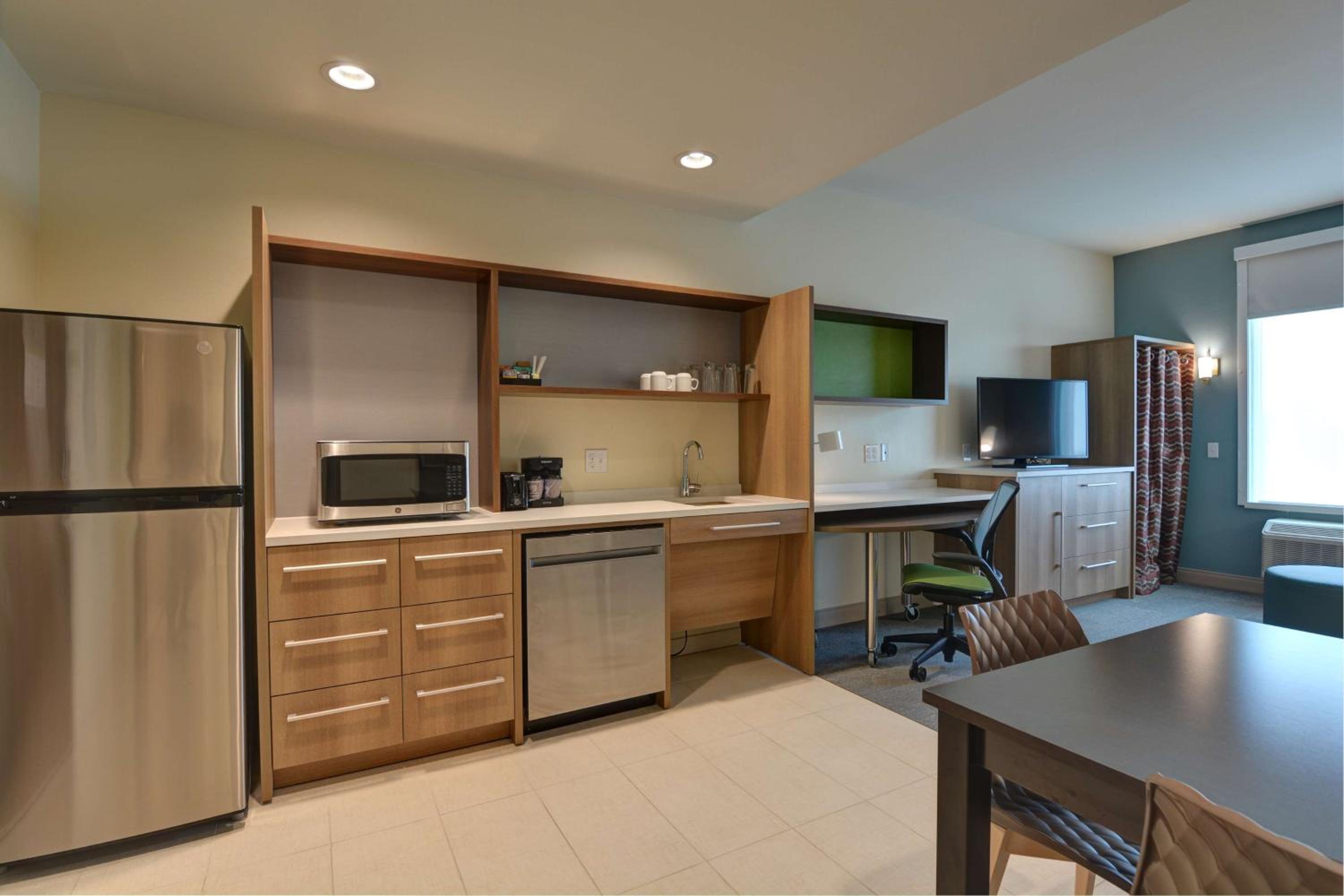 One-Bedroom Queen Suite - Non-Smoking - Photo 3