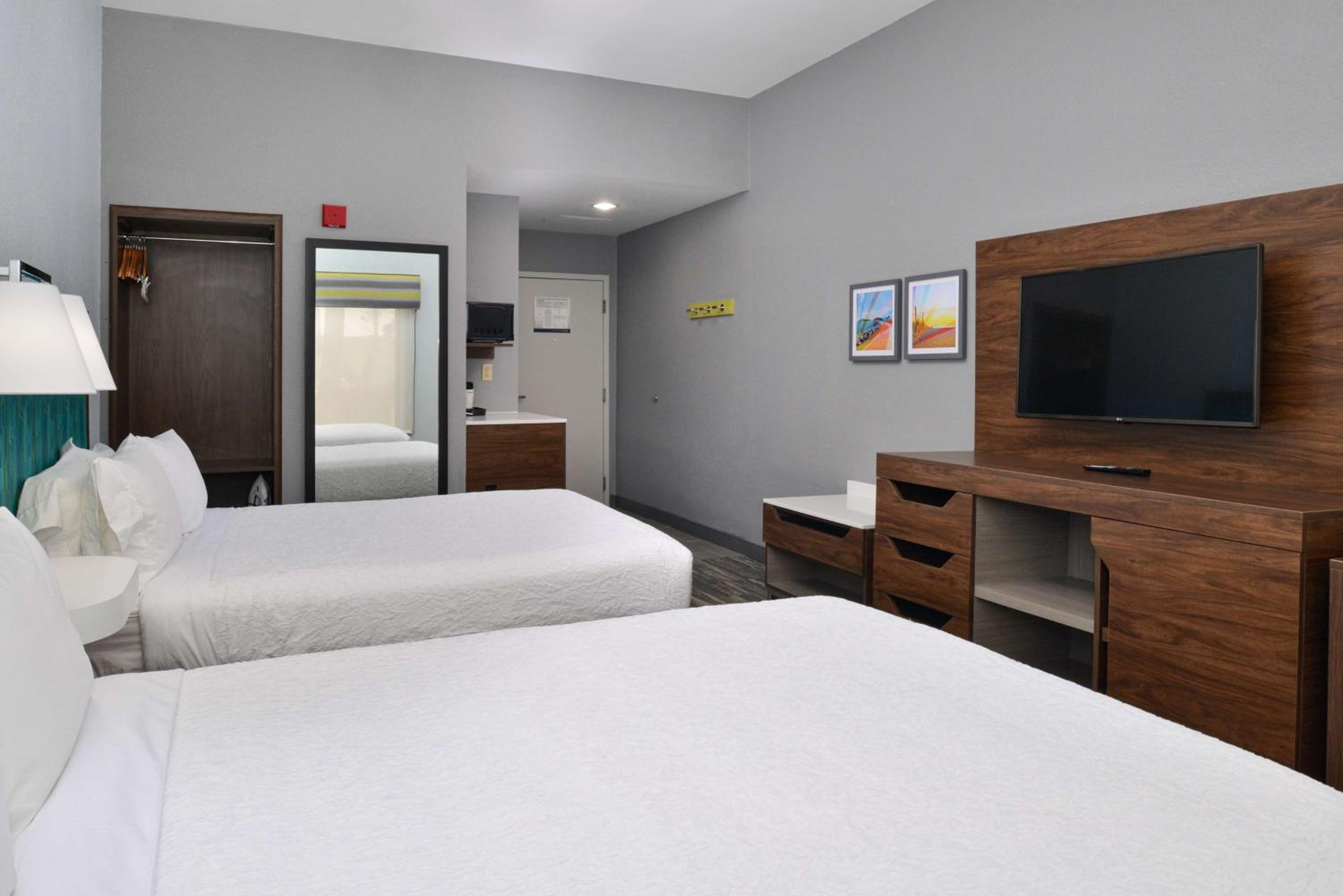 Room with Two Queen Beds - Non-Smoking - Photo 5