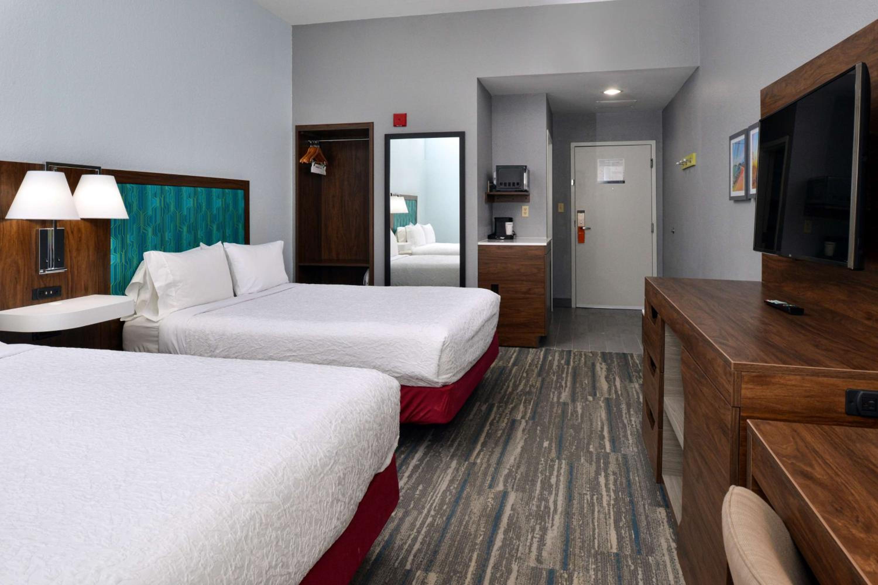 Room with Two Queen Beds - Non-Smoking - Photo 6